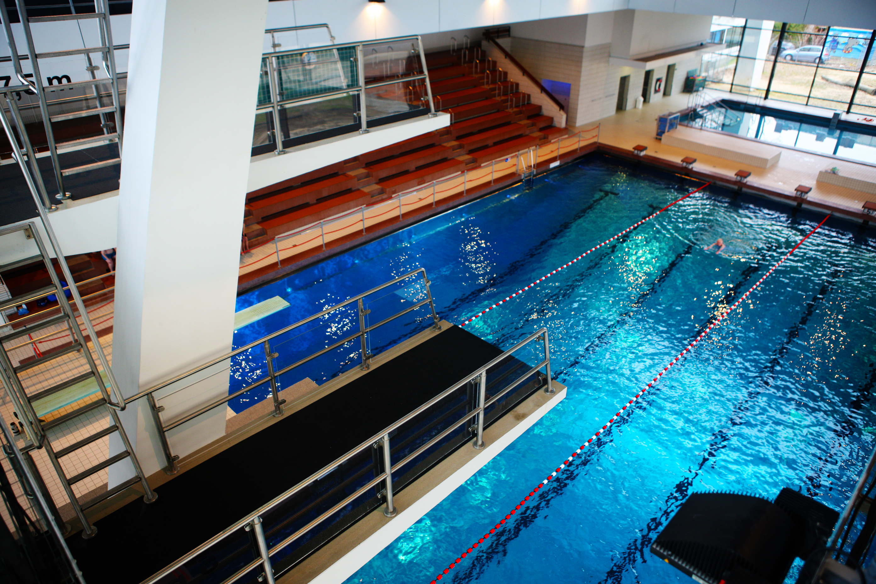 Blick vom Sprungturm des Stadtbad Rheydt auf das Sportbecken