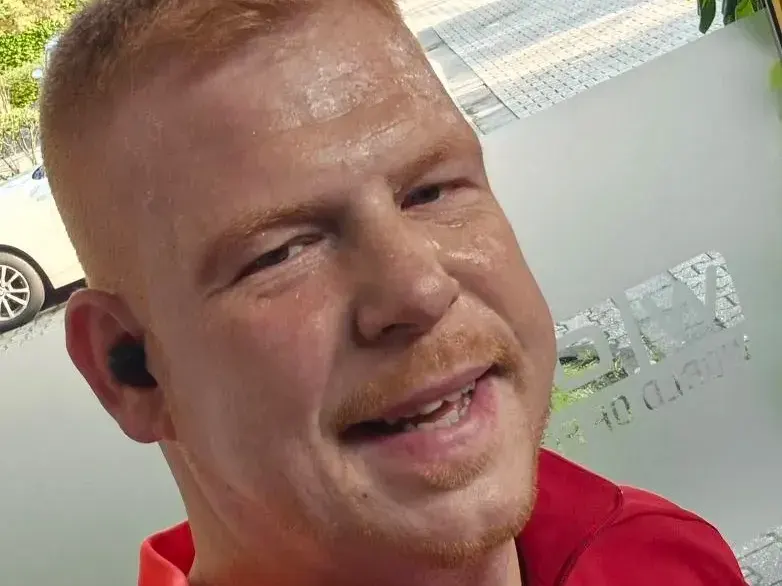 Porträtfoto von Martin Giesers-Aviles in rotem Trikot 