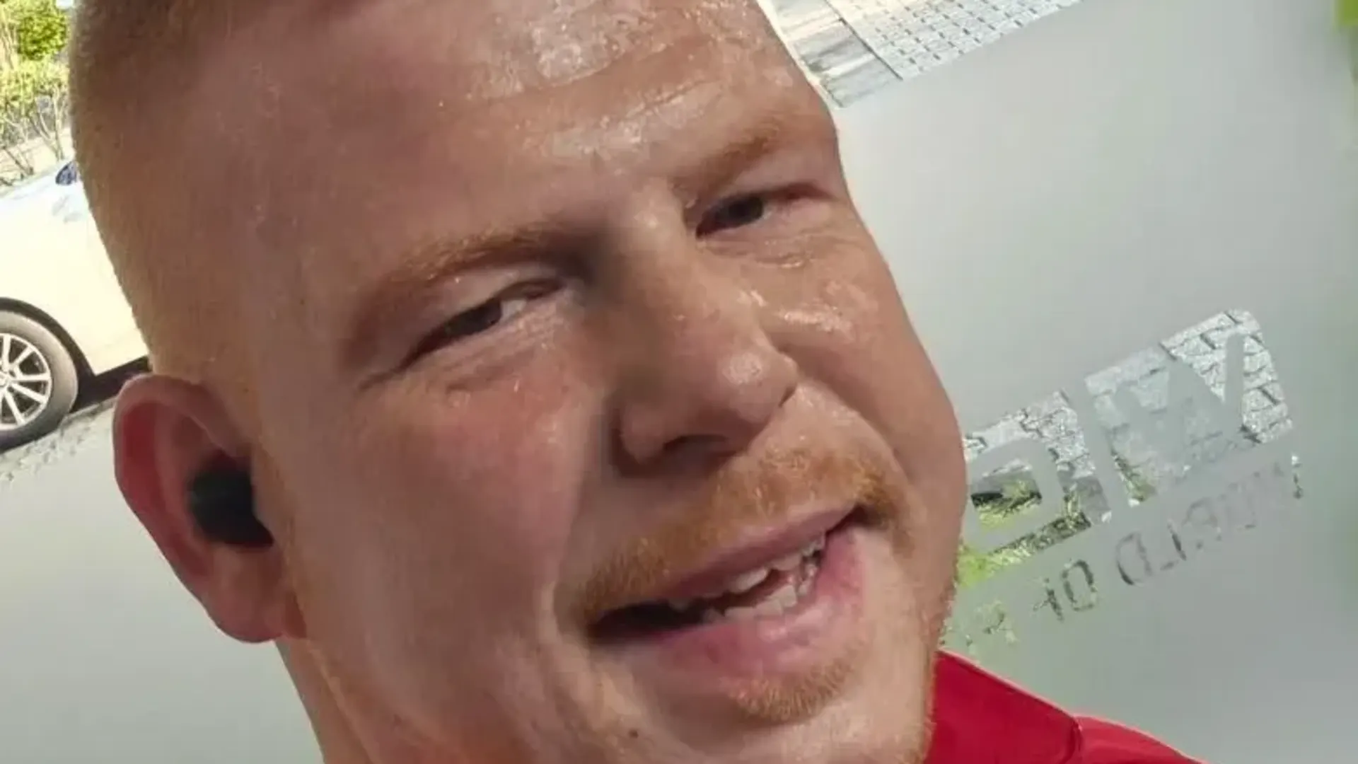 Martin Giesers-Aviles - Seit rund fünf Jahren Busfahrer bei der NEW. Porträtfoto von Martin Giesers-Aviles in rotem Trikot