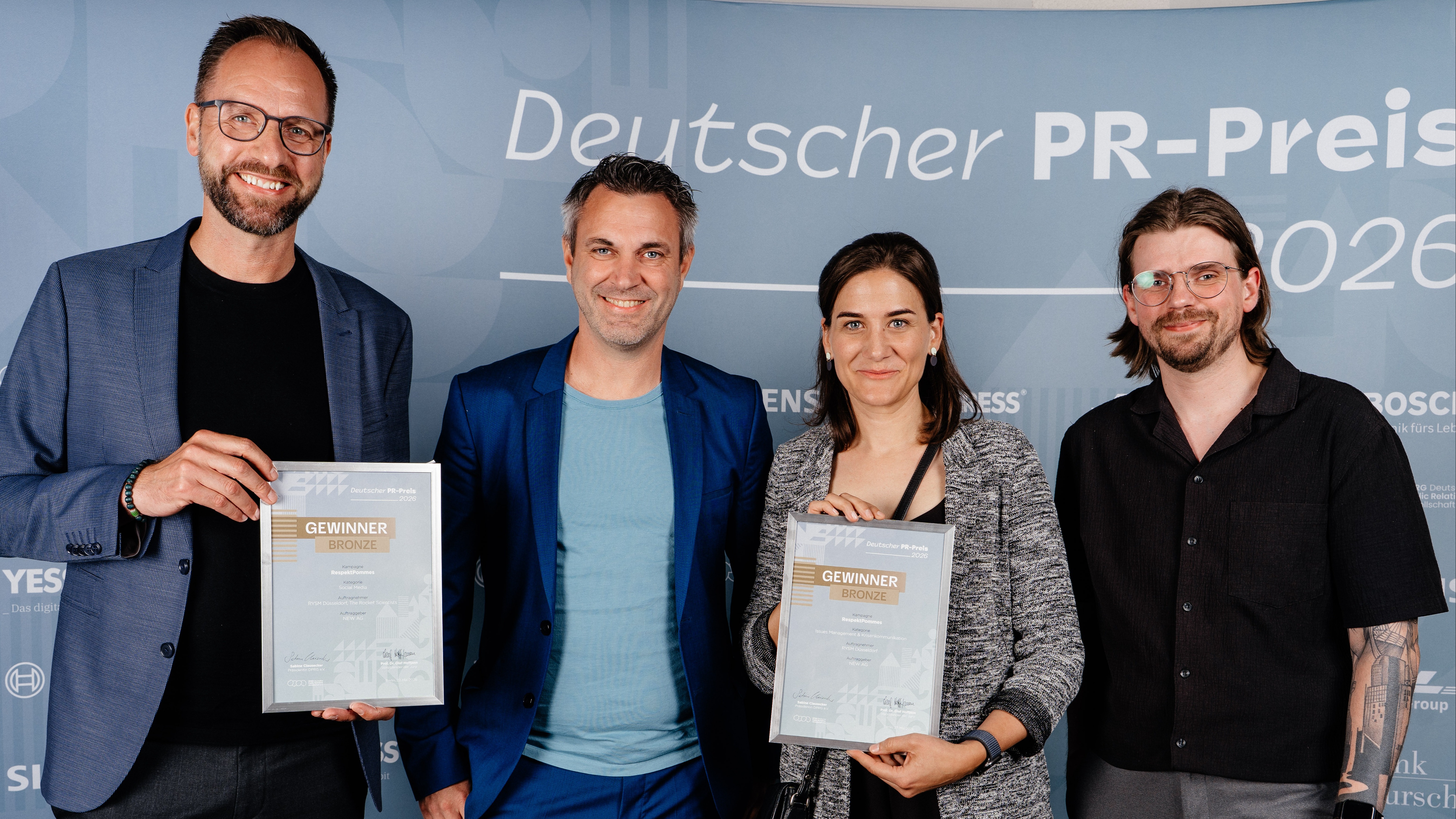 Das Team rund um die Aktion "RespektPommes" freut sich über die Auszeichnung und vor allem darüber, dass die positive Resonanz weit über die Region hinaus reicht. V.l.n.r.: Frank de Groot & Mario Ullrich von der NEW AG sowie Eliza Mahr & Mark Wintrich von der RYSM Düsseldorf GmbH. Credit: berlin-eventfotograf.de
