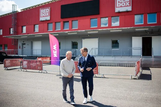 Michael Hilgers und Frank Kindervatter unterhalten sich vor der NEW Red Box