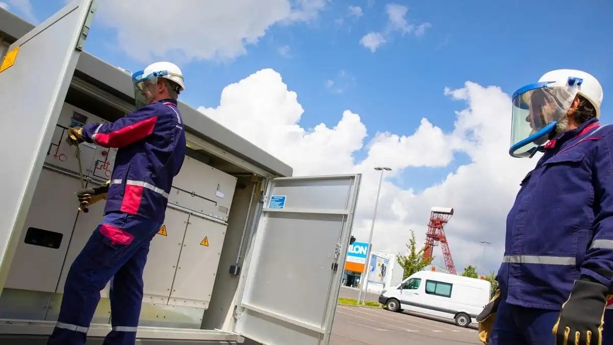 Ein Mitarbeiter der NEW Netz vor einer Trafostation in Hückelhoven