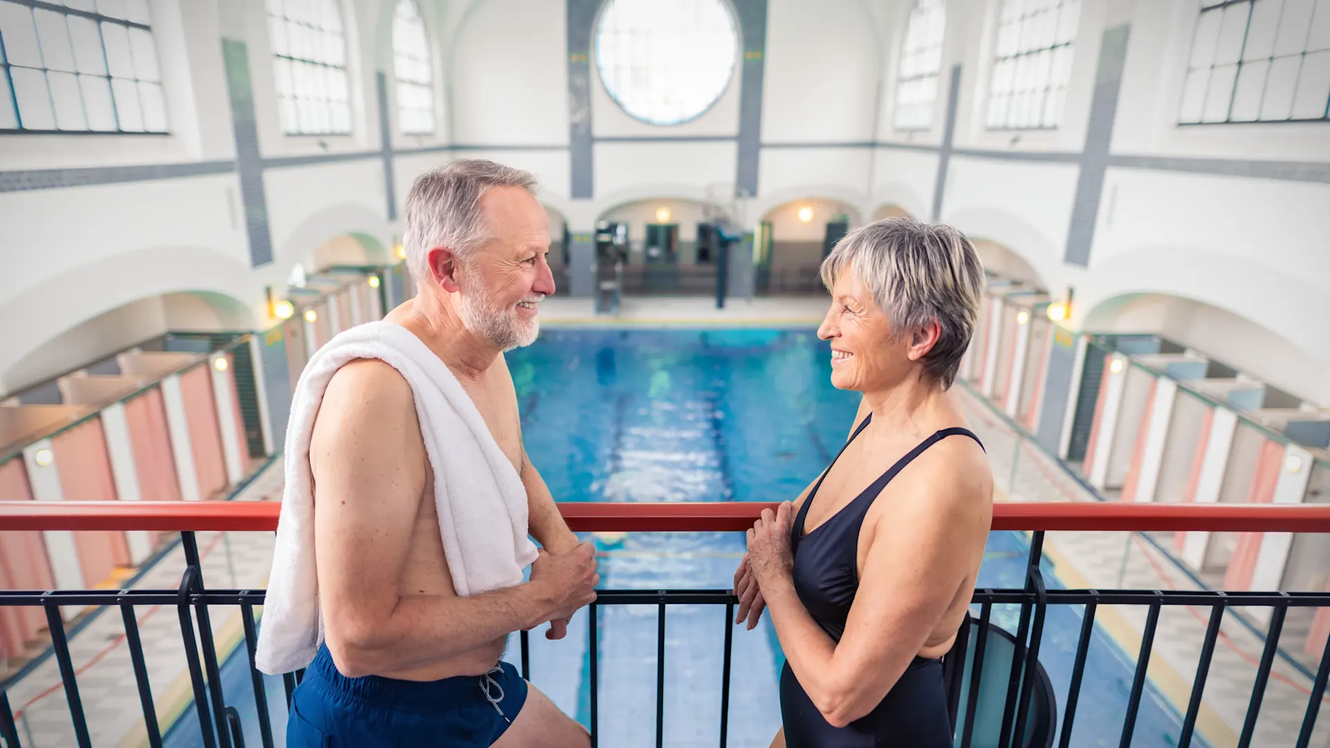NEW-AG-historische-Schwimmhalle-Stadtbad-Viersen-H8A2072 Das Schwimmerbecken der historischen Jugendstil-Schwimmhalle im Stadtbad Viersen.