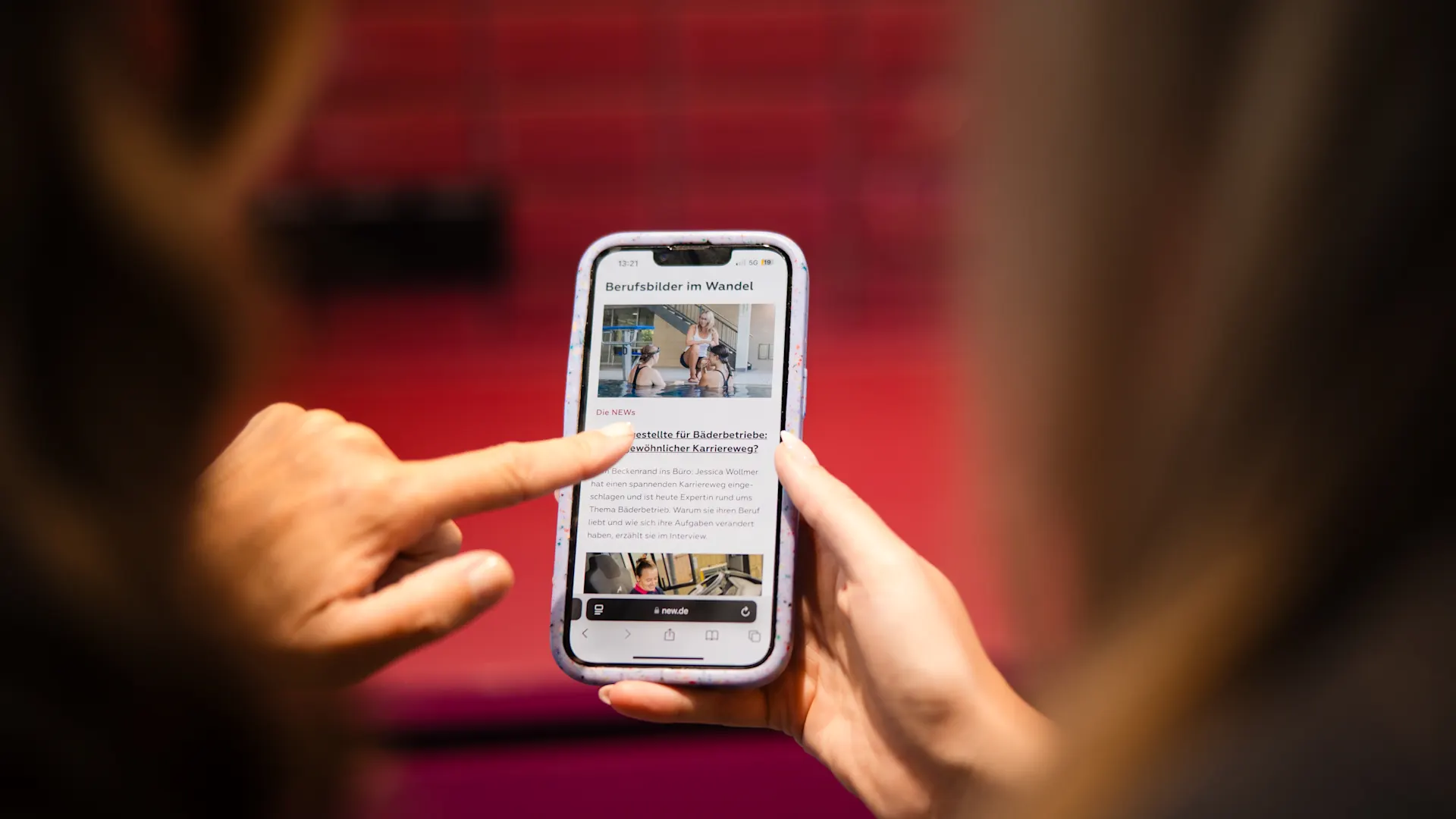 NEW Magazin auf Smartphone NEW startet digitales Magazin und beleuchtet Themen aus der Perspektive der Menschen, die sie betreffen – lebensnah, verständlich und mit journalistischem Anspruch. (Credit: NEW AG/Felix Küster)