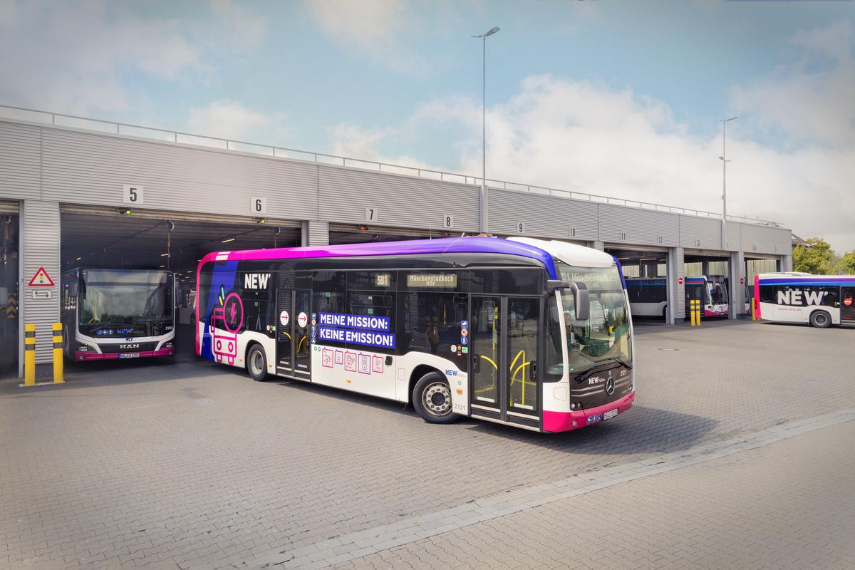 Ein E-Bus der NEW bei der Ausfahrt aus dem Depot.