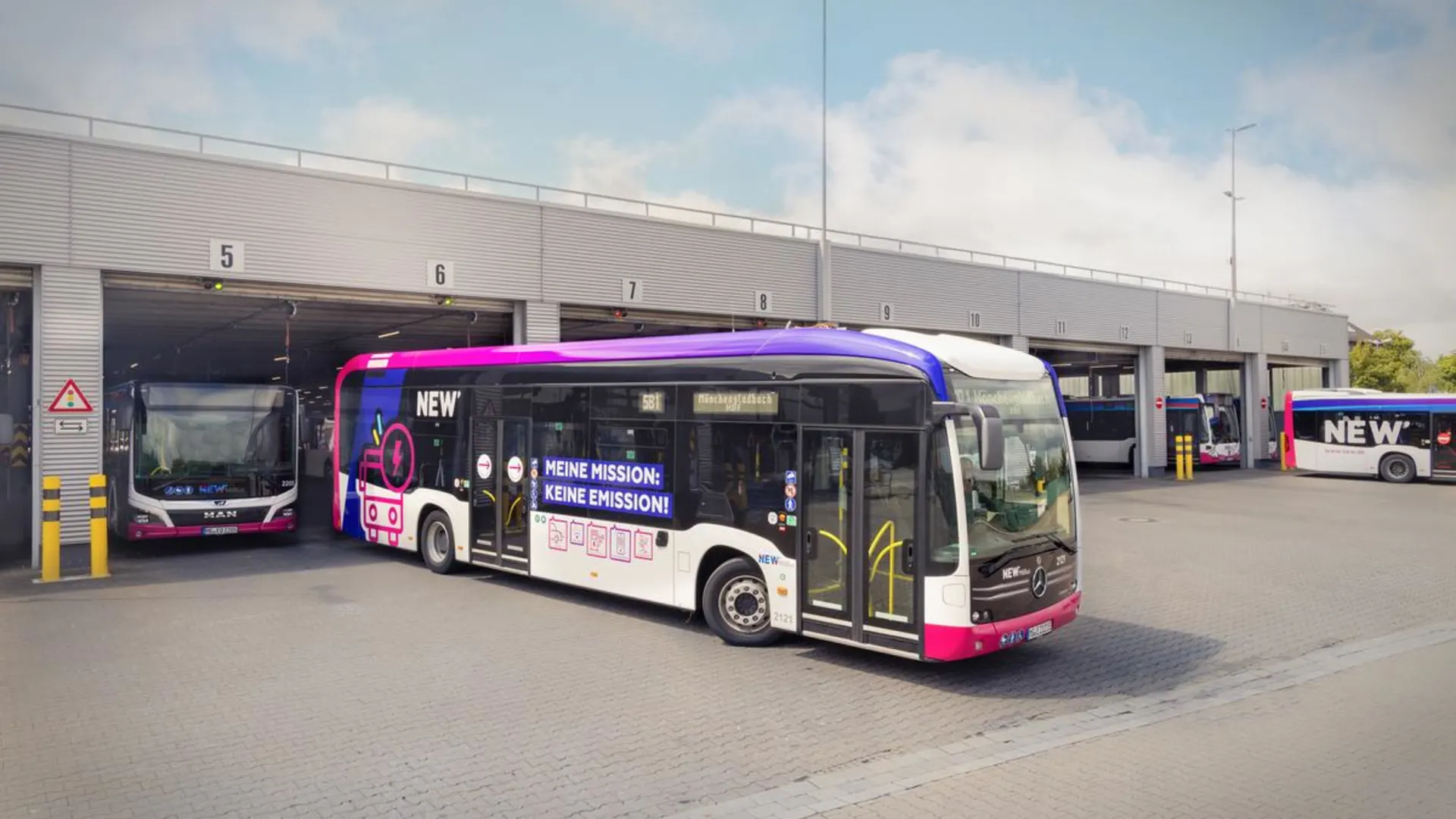 Verkehrslage Ein E-Bus der NEW bei der Ausfahrt aus dem Depot.
