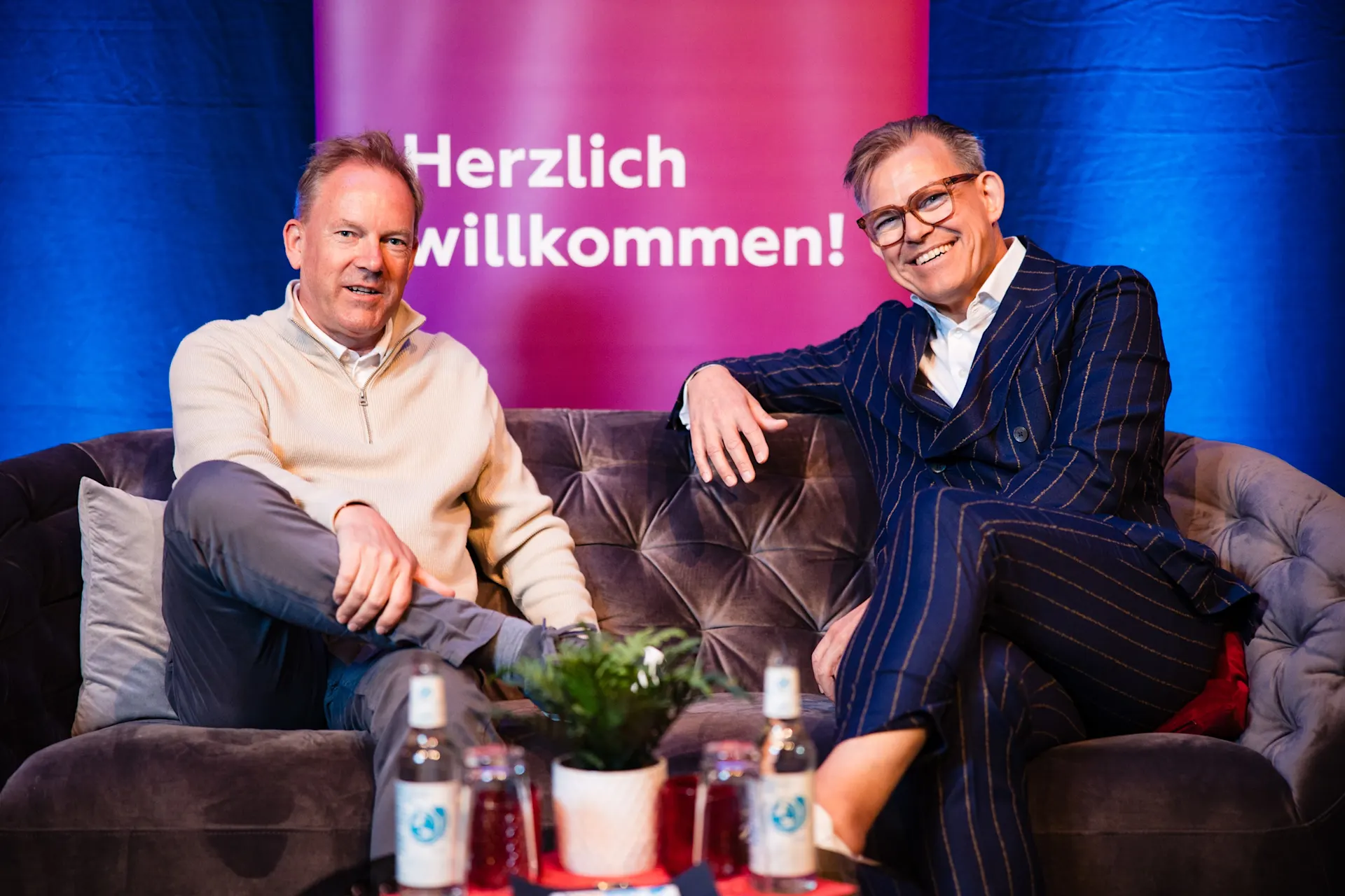 Michael Hilgers und Frank Kindervatter sitzen auf einer Couch 