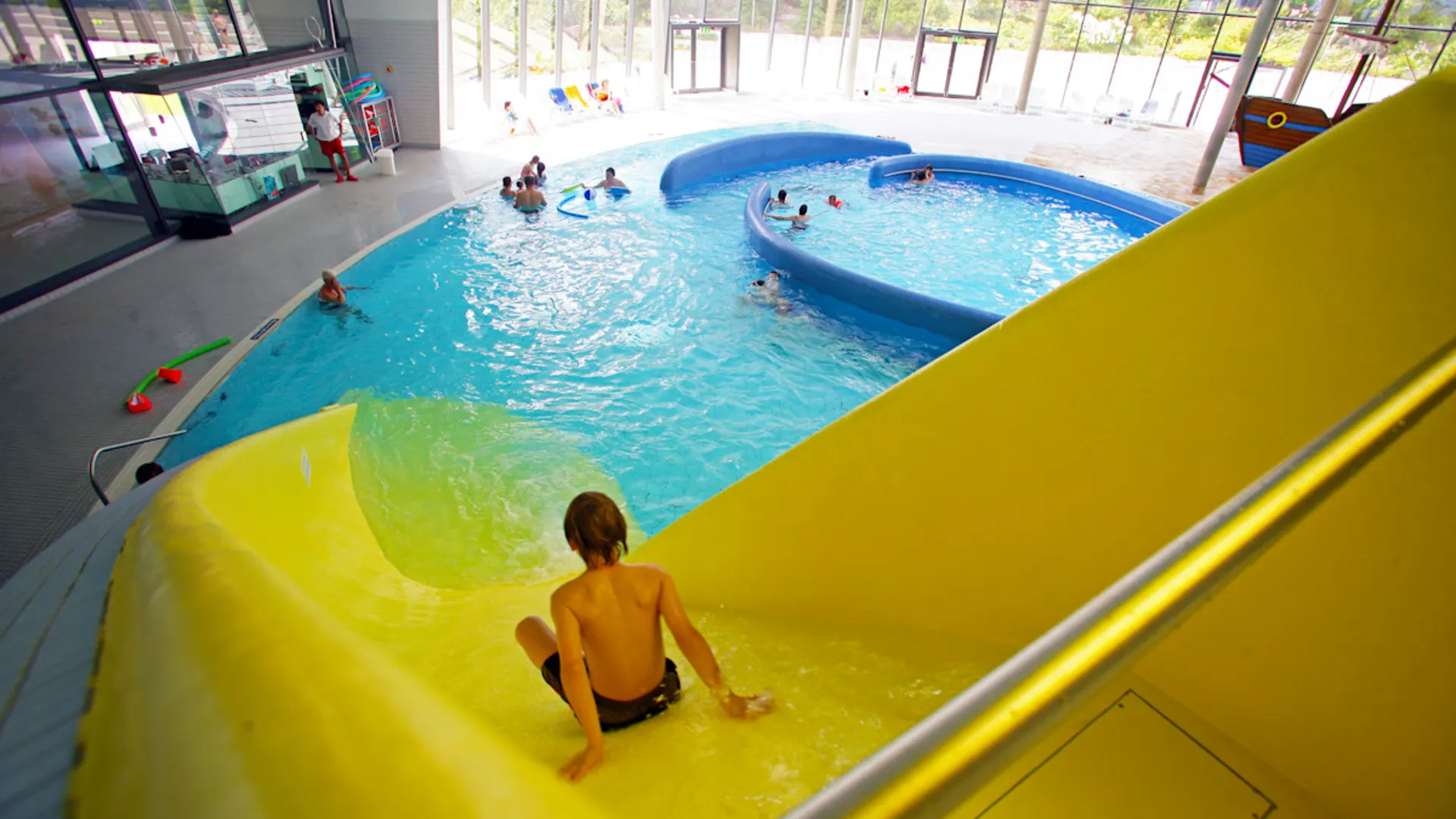 NEW-AG-Vitusbad-Sport-und-Spass-029-Kopie Schwimmspaß auf der großen Rutsche im vitusbad – ein Kind rutscht ins Wasser.
