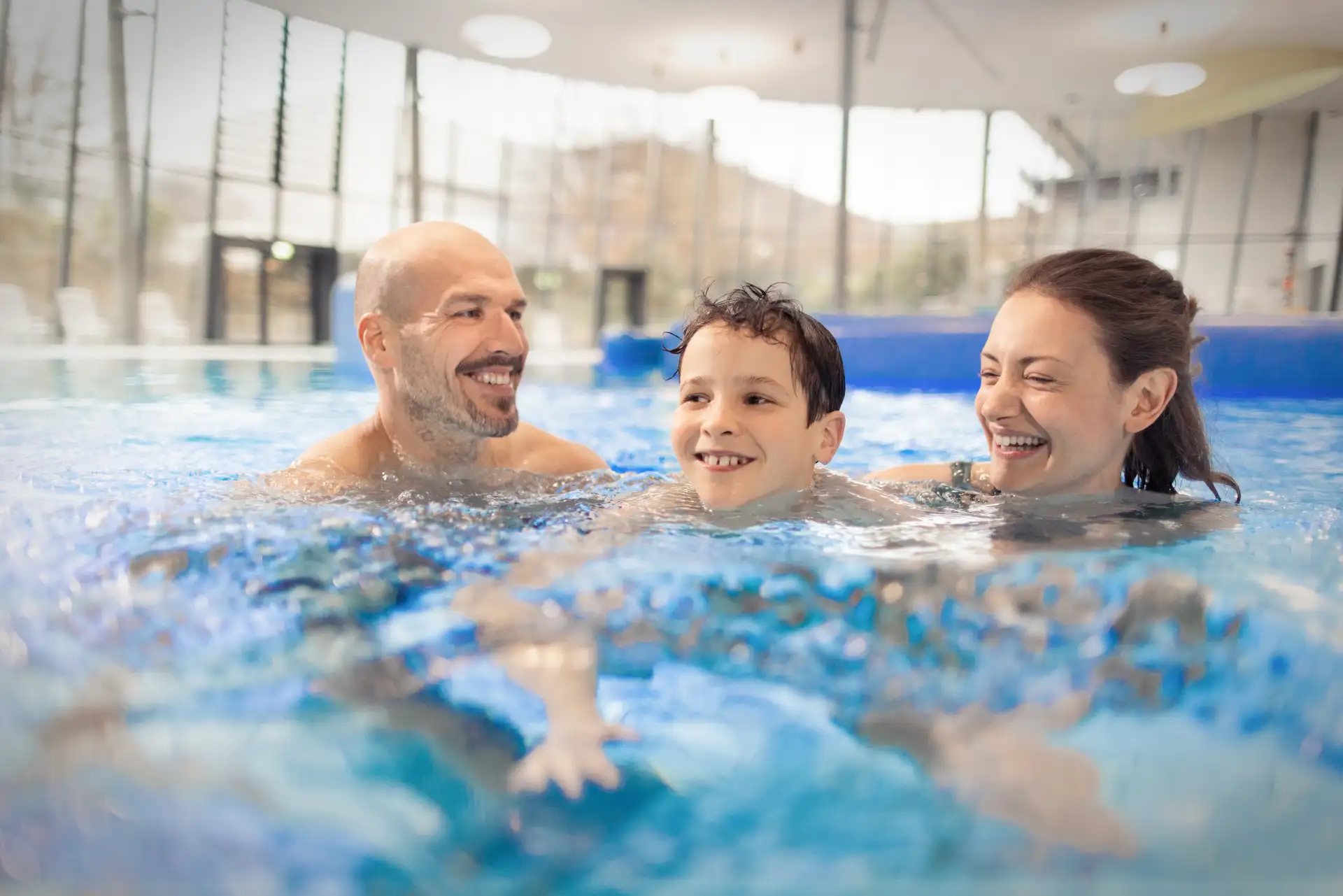 Familienzeit im Schwimmbad