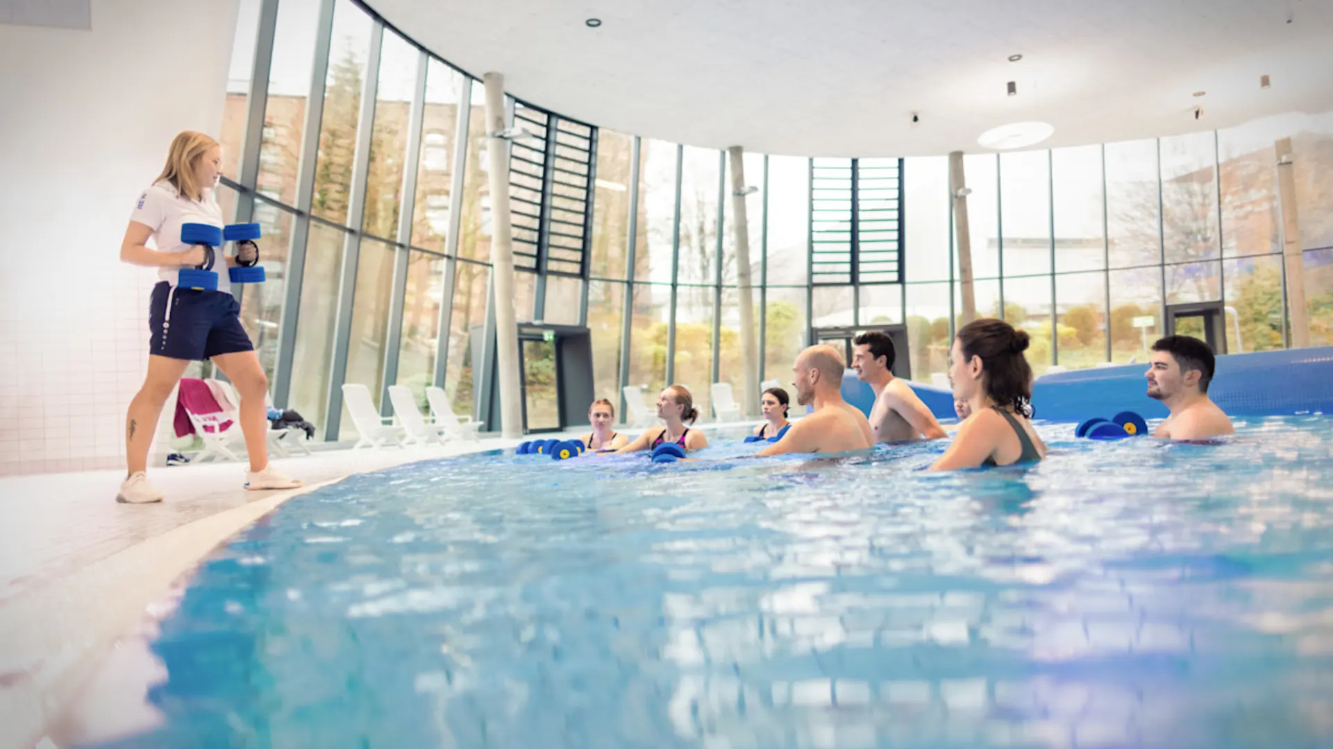 NEW-AG-Veranstaltungen-Baeder-H8A5652-f Eine Gruppe von Badegästen nimmt an einem Aquafitness-Kurs im Vitusbad teil.