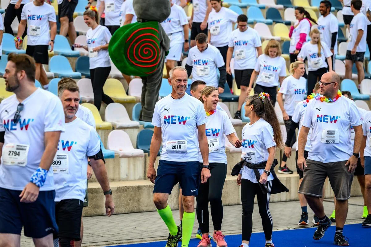 NEW Mitarbeiter:innen machen sich für den Run and Fun bereit.