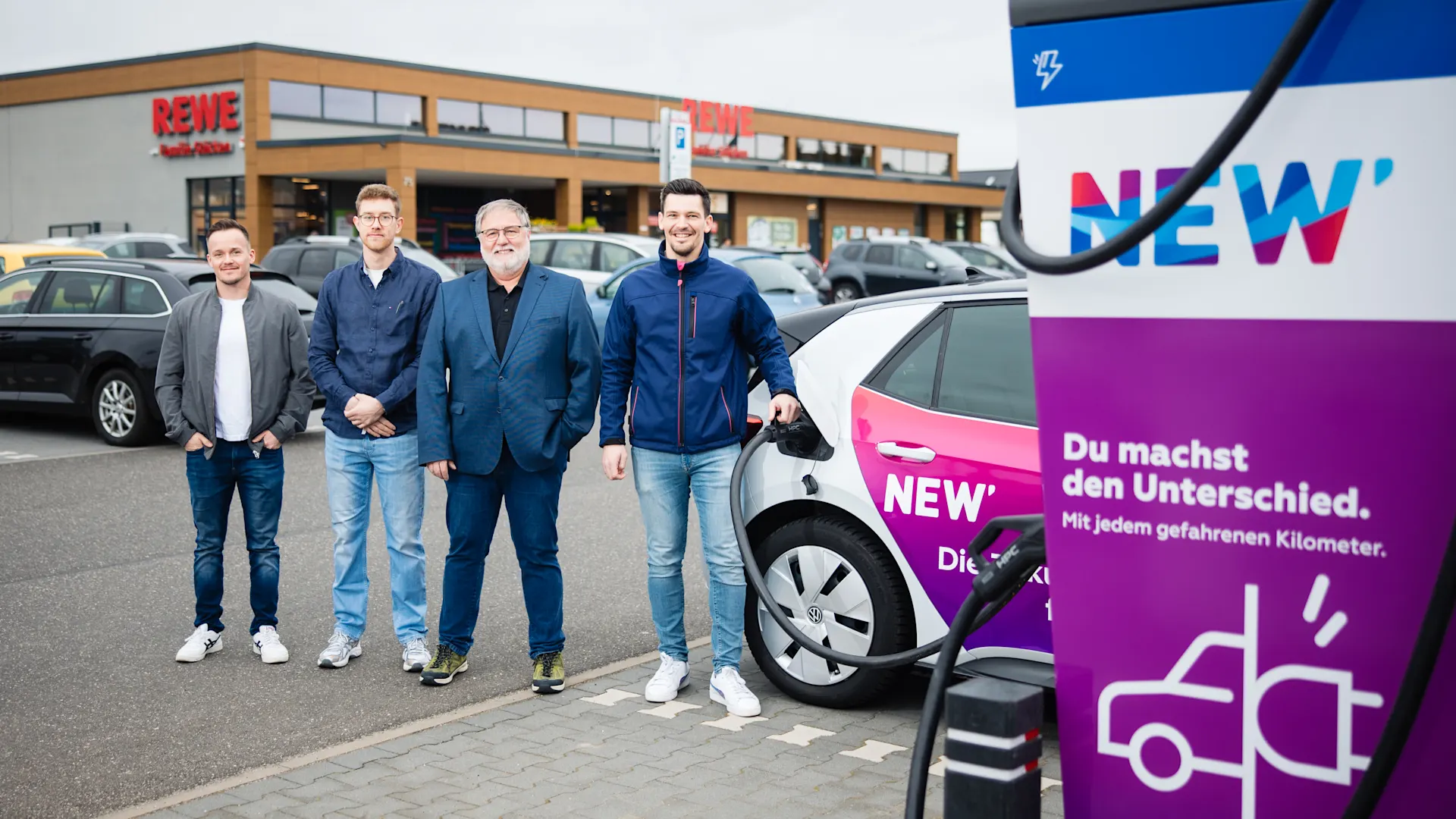 Schnellladen mit der REWE Region West Gemeinsam in eine elektrische Zukunft: NEW und REWE West machen mit neuen Schnellladesäulen auf dem Parkplatz des REWE Marktes der Familie Stücken in Niederkrüchten E-Mobilität in der Region am Niederrhein noch attraktiver: v.l.n.r. Frederic Hummelsiep (Vermietungsmanager, REWE Markt GmbH) Tom und Ralf Stücken (Geschäftsführer, REWE Stücken oHG), Johannes Vieten (Centerleiter Ladelösungen, NEW).