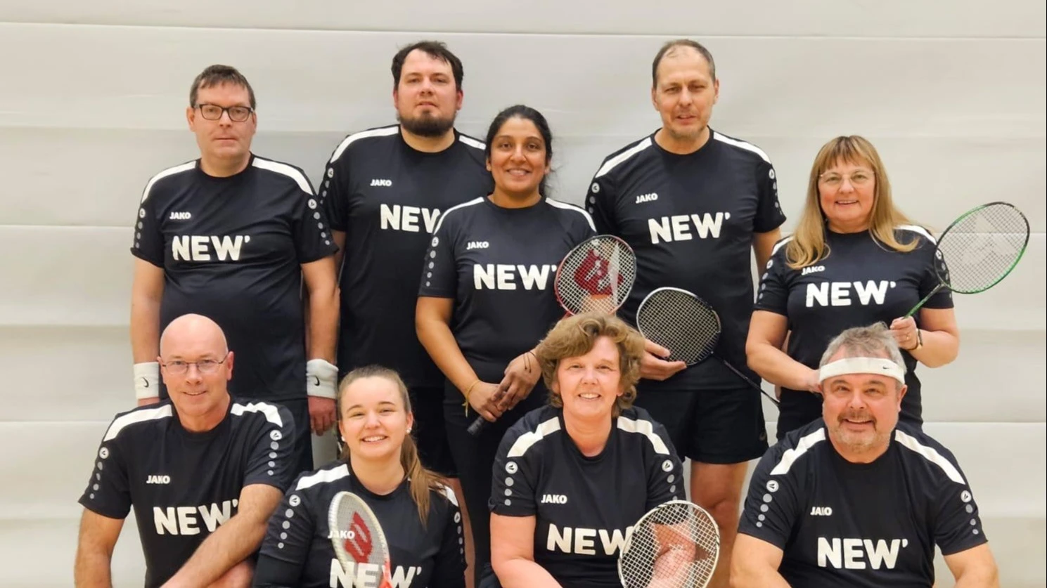 Badminton Mannschaft mit NEW Trikots.