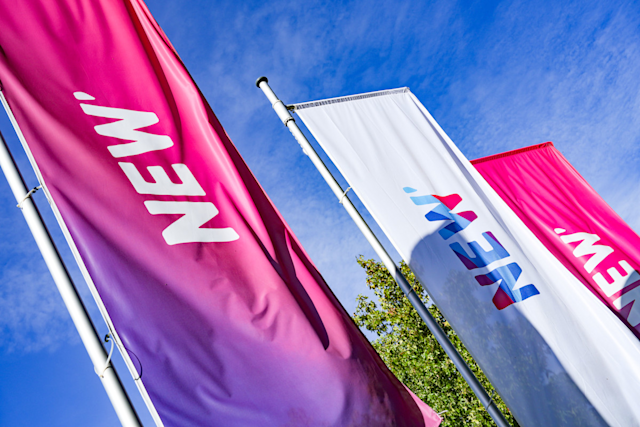 NEW AG Fahnen vor der Hauptverwaltung