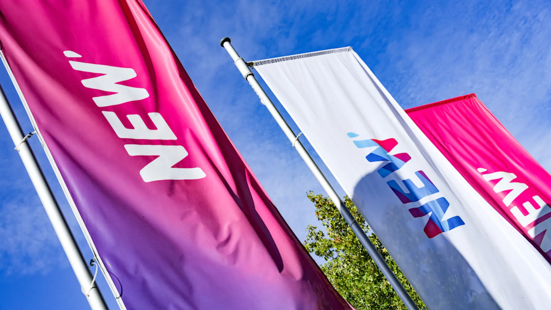 NEW AG Fahnen vor der Hauptverwaltung 3 NEW Fahnen