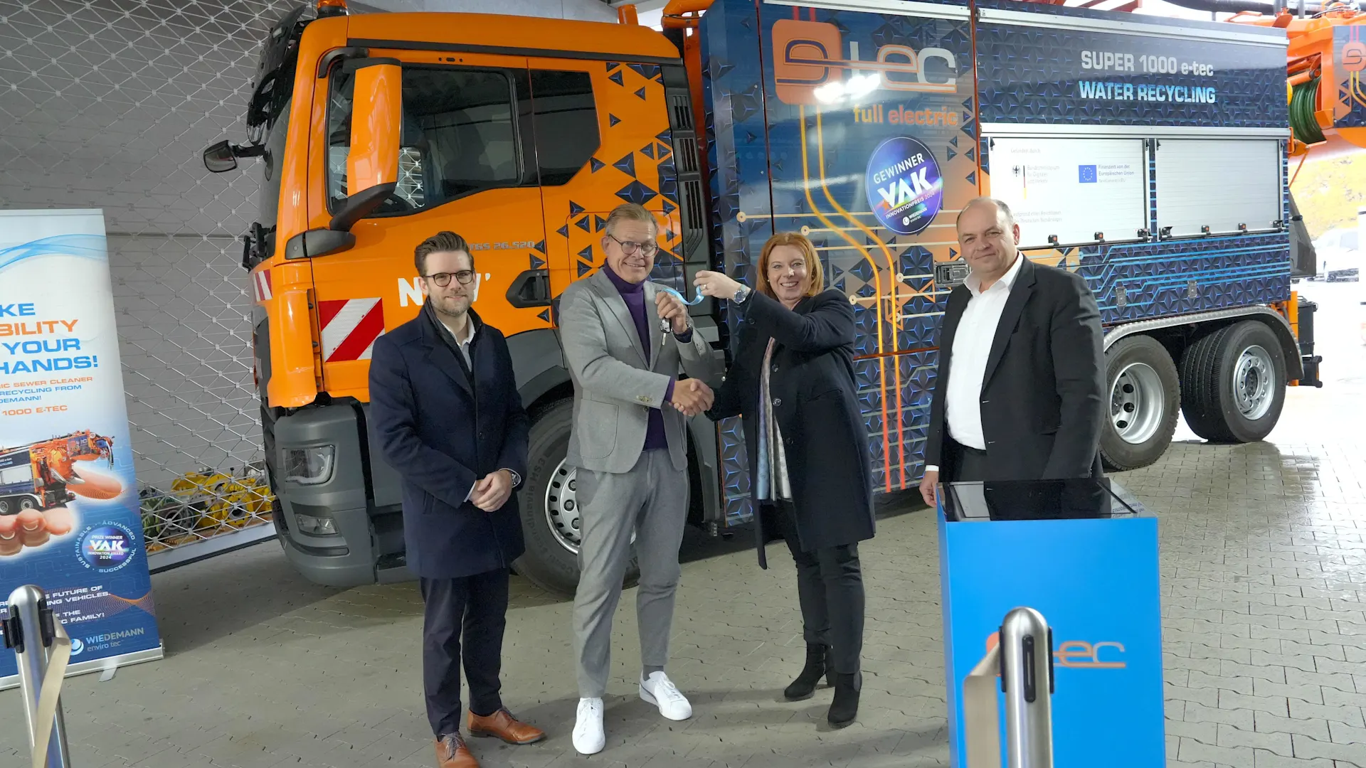 NEW nimmt als erstes Unternehmen ein vollelektrisches Kanalreinigungsfahrzeug in Betrieb v.l.n.r.: Felix Heinrichs, Oberbürgermeister der Stadt MG; Frank Kindervatter, Vorstandsvorsitzender der NEW; Stefanie Wiedemann, Geschäftsleitung der Wiedemann enviro tec GmbH; Viktor Haase, Staatssekretär im Ministerium für Umwelt, Naturschutz und Verkehr des Landes NRW