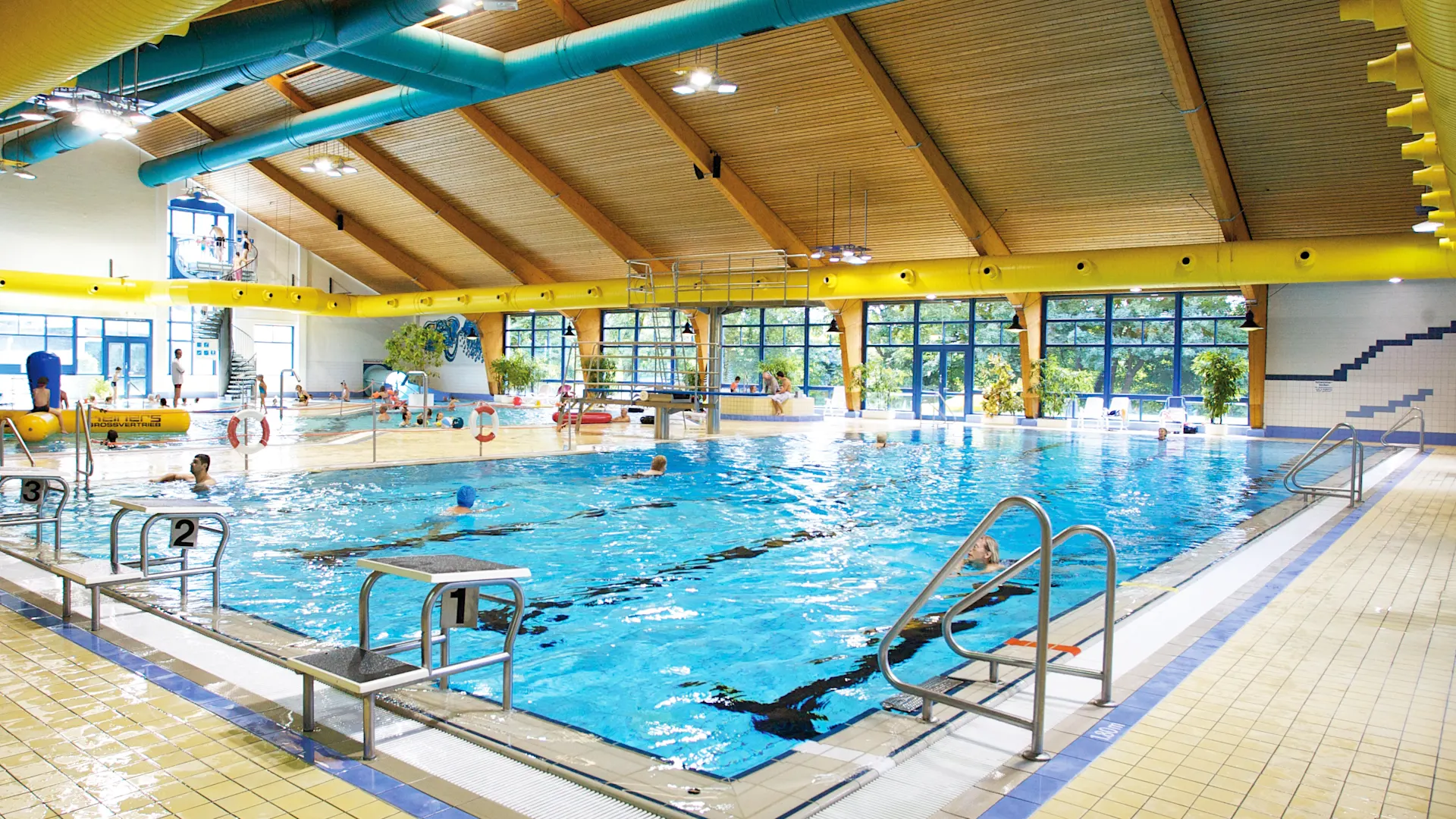 NEW-AG-H2Oh-Toenisvorst-Sportbecken-innen1-Kopie Hallenbad mit Holzdecken und gelben Rohren an der Decke im H2Oh!