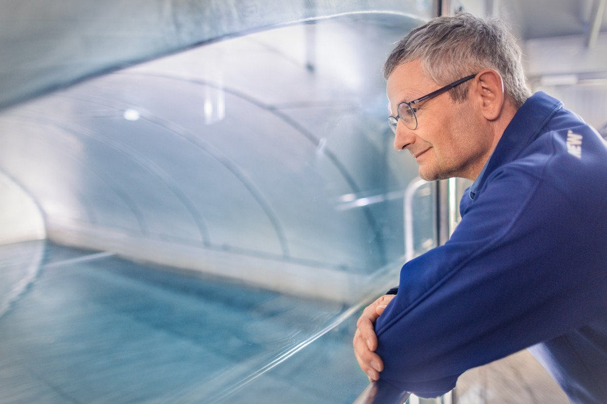 Ein Mitarbeiter schaut in den Reinwasserbehälter im Wasserwerk Helenabrunn