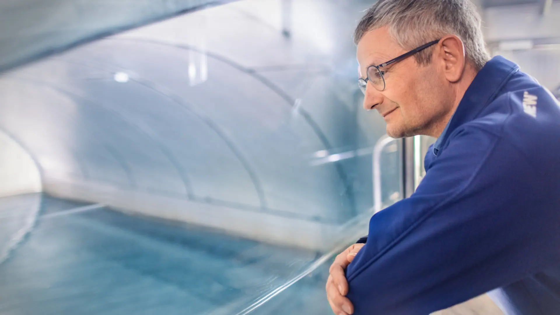 NEW-AG-Trinkwasseraufbereitung-H8A3149 Ein Mitarbeiter schaut in den Reinwasserbehälter im Wasserwerk Helenabrunn