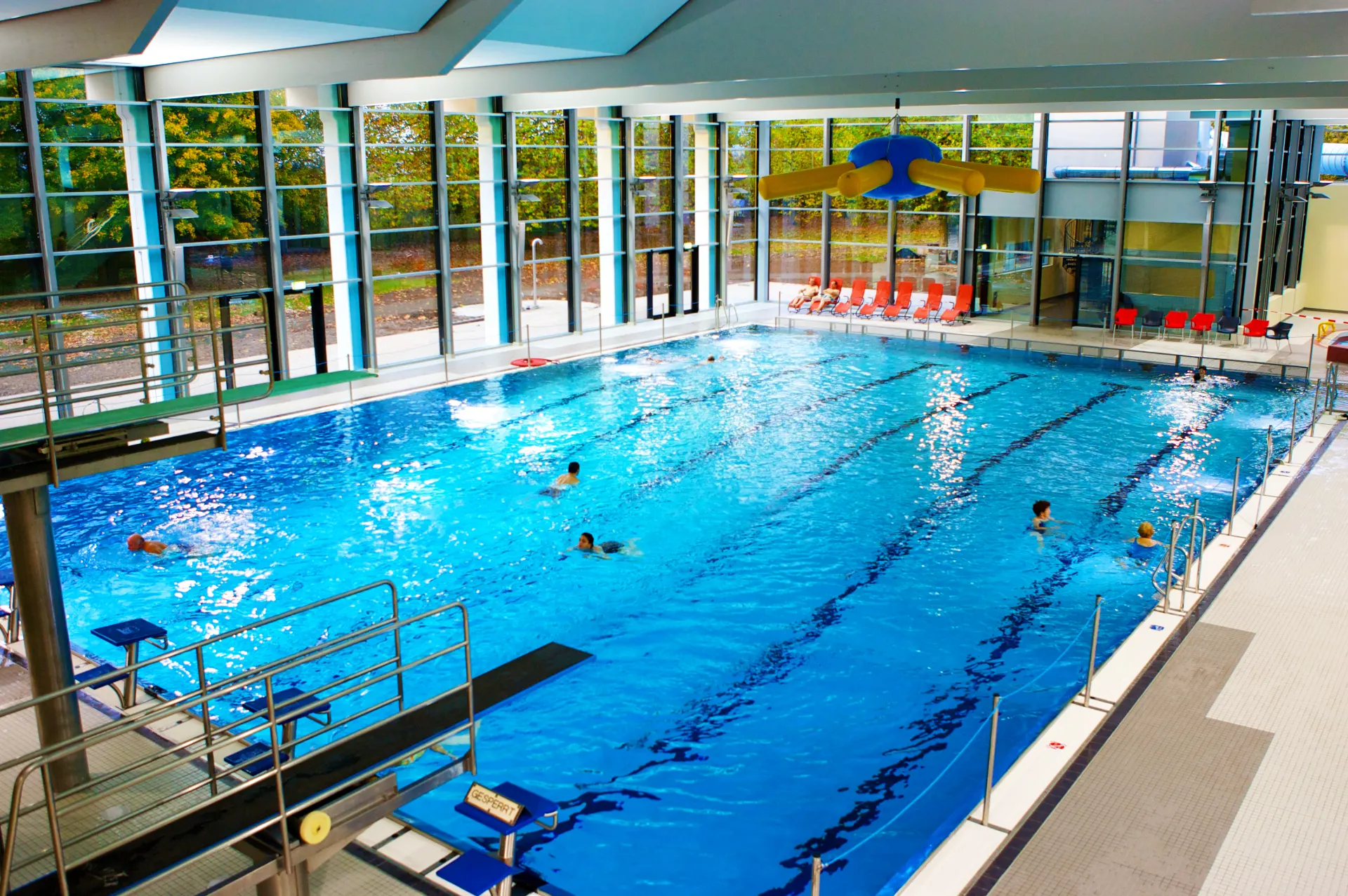 Das Schwimmerbecken im Innenbereich im Bad Ransberg.