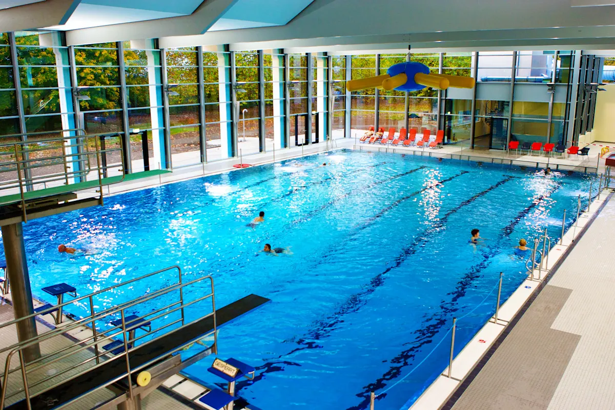 Das Schwimmerbecken im Innenbereich im Bad Ransberg.