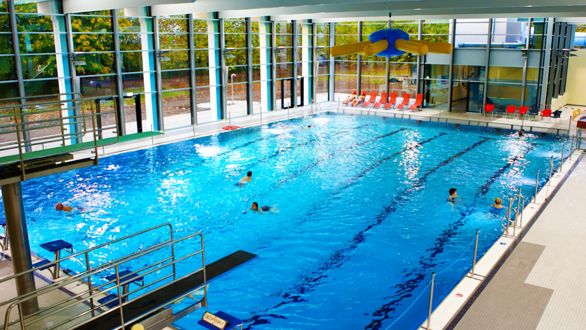 Bad Ransberg in Viersen Das Schwimmerbecken im Innenbereich im Bad Ransberg.