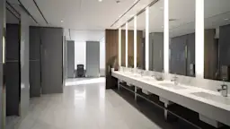 Wasserprüfung auf Legionellen Ein großes Badezimmer mit vielen Waschbecken.
