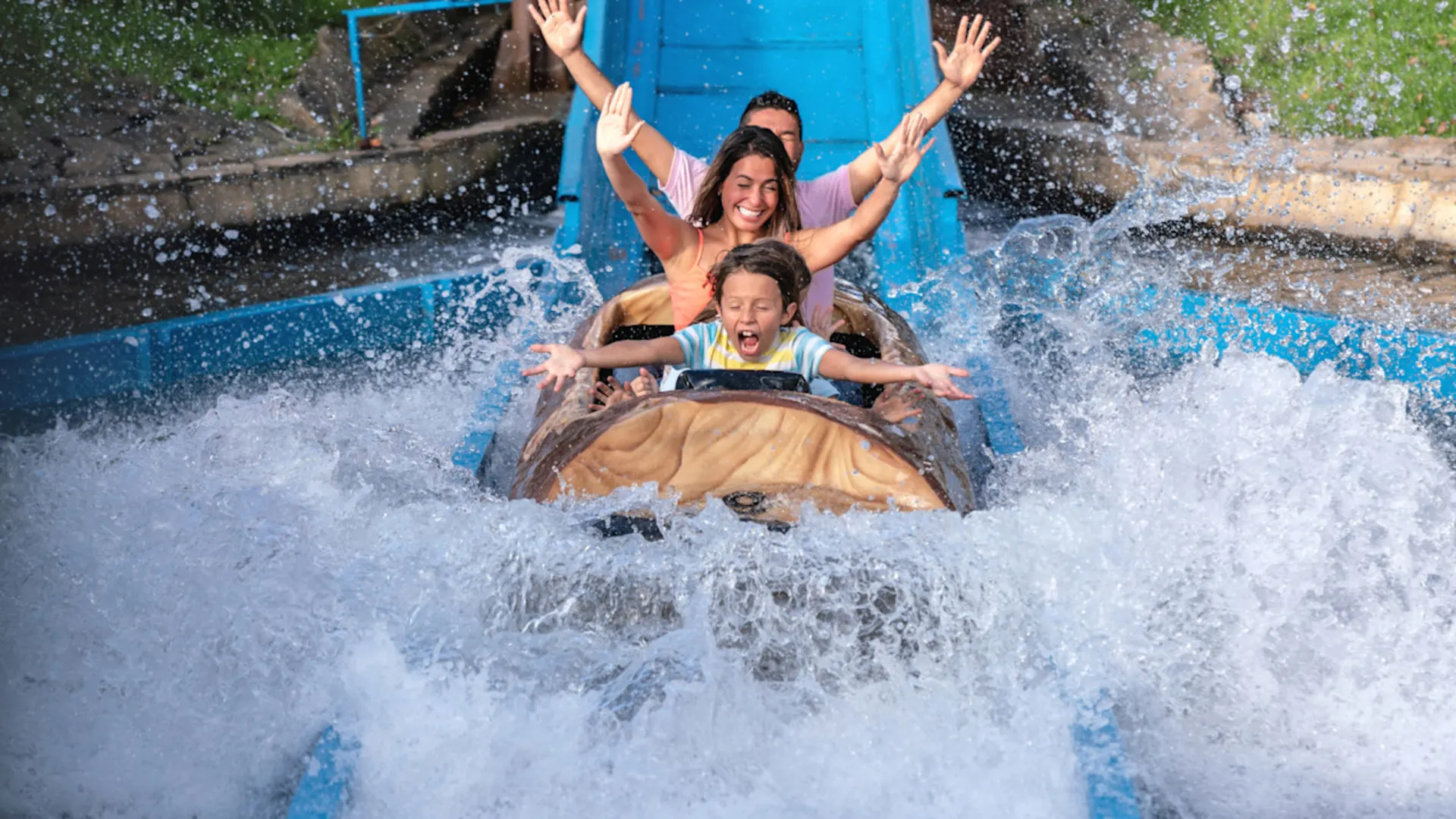 NEW-AG-Exklusive-Vorteile-und-Sparangebote-mit-der-NEW-Card Mann und Frau mit einem Sohn auf einer Wildwasserbahn.