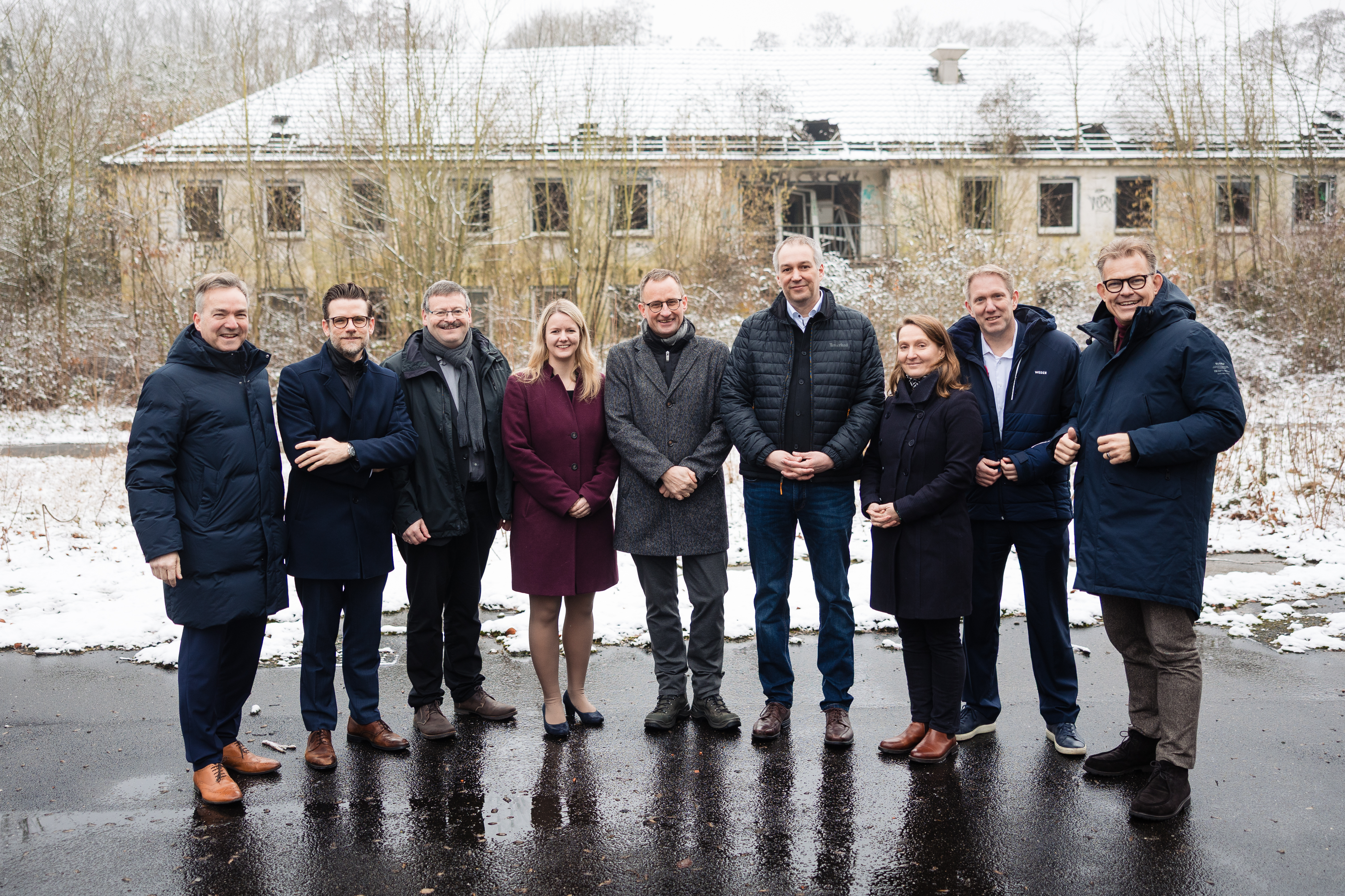 Bei der symbolischen "Schlüsselübergabe" auf dem ehemaligen Gelände der Niederrheinkaserne vor Ort waren: v.l.n.r: Bürgermeister von Viersen Christoph Hopp, Oberbürgermeister von Mönchengladbach Felix Heinrichs, Wolfgang Opdenbusch (Geschäftsführer NEW mobil und aktiv), Landtagsabgeordnete Vanessa Odermatt, Thomas Bley (Vorstand NEW), Andreas Platvoetz und Christine Barking von der BImA, Landtagsabgeordneter Jochen Klenner und Frank Kindervatter (Vorstand NEW)
