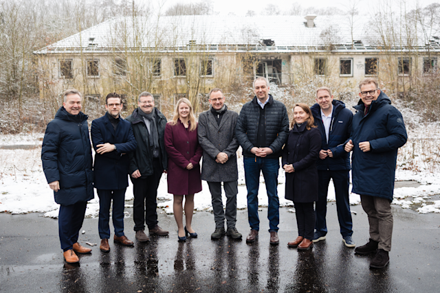 Symbolische Schlüsselübergabe auf dem ehemaligen Gelände der Niederrheinkaserne
