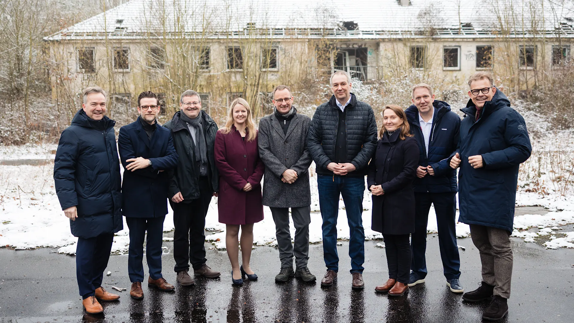 Symbolische Schlüsselübergabe auf dem ehemaligen Gelände der Niederrheinkaserne Bei der symbolischen "Schlüsselübergabe" auf dem ehemaligen Gelände der Niederrheinkaserne vor Ort waren: v.l.n.r: Bürgermeister von Viersen Christoph Hopp, Oberbürgermeister von Mönchengladbach Felix Heinrichs, Wolfgang Opdenbusch (Geschäftsführer NEW mobil und aktiv), Landtagsabgeordnete Vanessa Odermatt, Thomas Bley (Vorstand NEW), Andreas Platvoetz und Christine Barking von der BImA, Landtagsabgeordneter Jochen Klenner und Frank Kindervatter (Vorstand NEW)