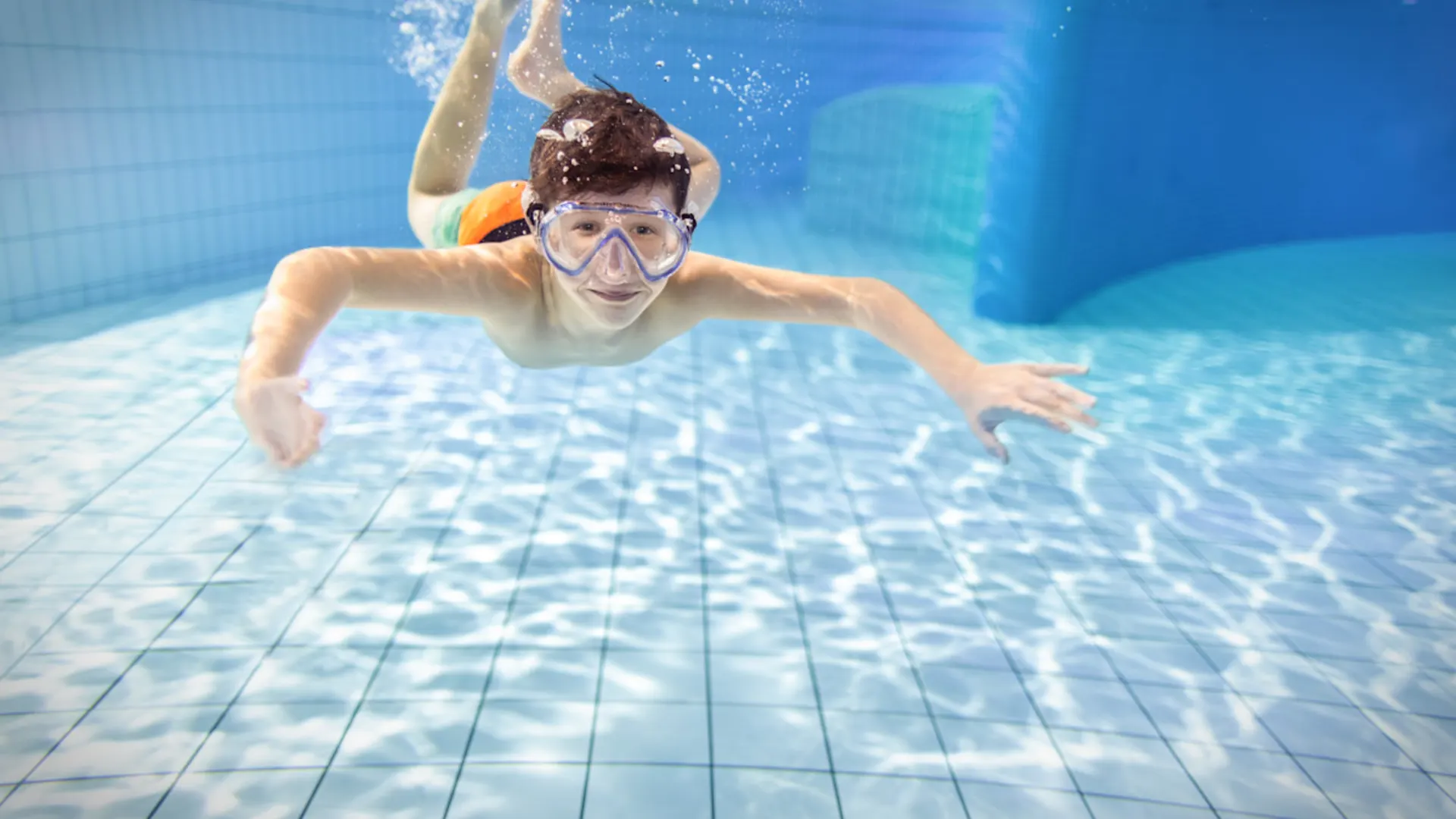 NEW-AG-Information-zu-unseren-Baedern-H8A5309-f In einem der NEW Bäder taucht ein Kind mit Taucherbrille.