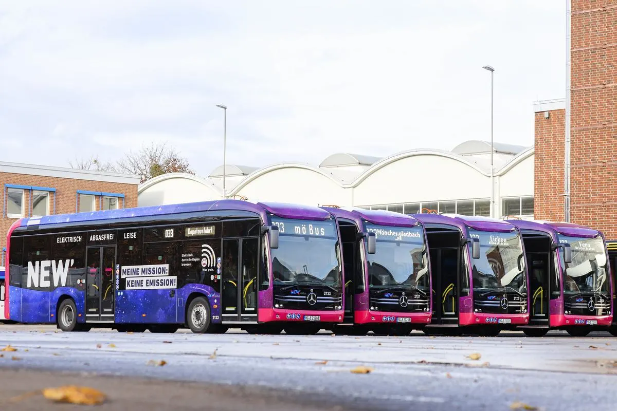 Vier E-Busse nebeneinander. Auf der Seite steht "Meine Mission: Keine Emission".
