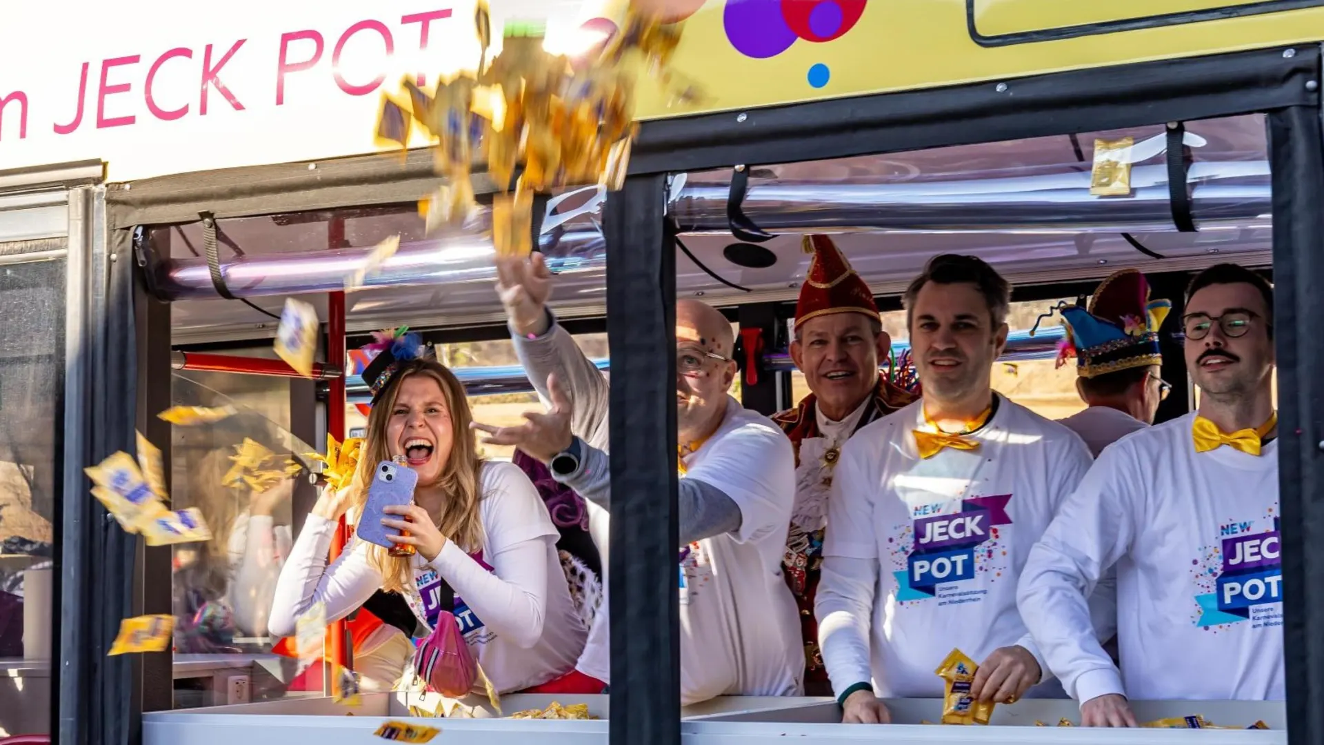 Kamelle marsch Die NEW startet erneut ihre beliebte Karnevalsaktion „JeckeTäsch“ – und legt ordentlich nach: 200.000 Tütchen Gummibärchen warten darauf, als Wurfmaterial in die Hände von Karnevalsgruppen zu wandern. Das ist doppelt so viel wie im Vorjahr. Credit: NEW AG/Christopher Lambers