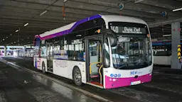 Verkehrslage Ein E-Bus der NEW.