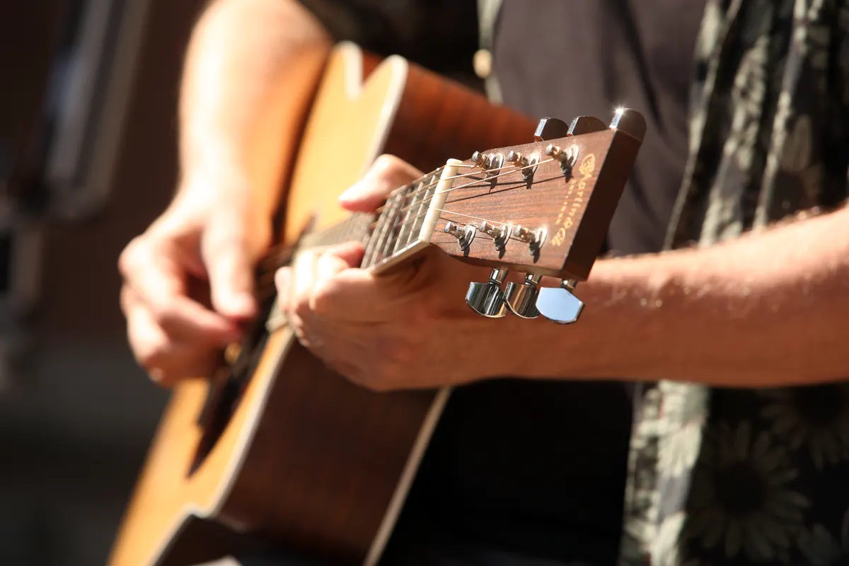 Musiker spielt auf einer Gitarre beim NEW Musiksommer