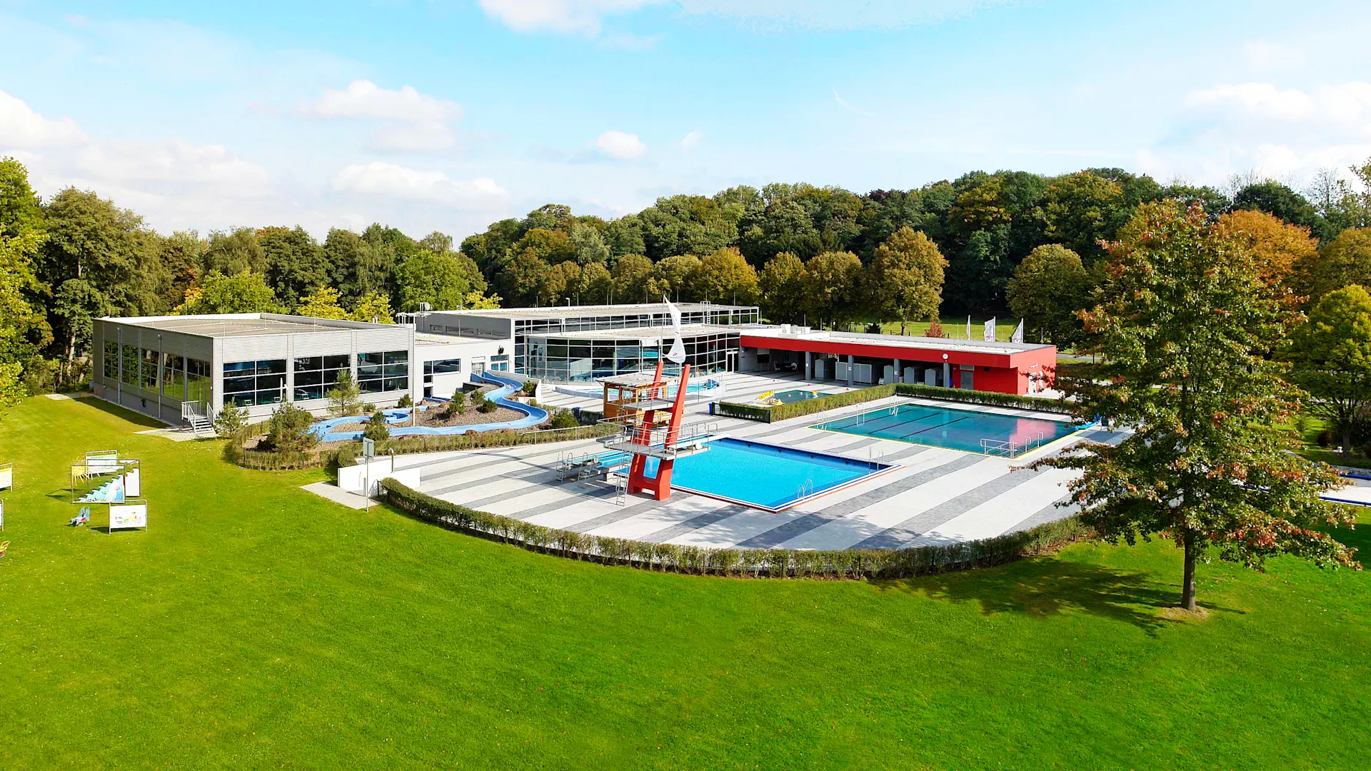 NEW-AG-Baeder-im-Ueberblick-NVV-Schlossbad2-m-Kopie Das schlossbad niederrhein von oben inmitten von grünen Wiesen.