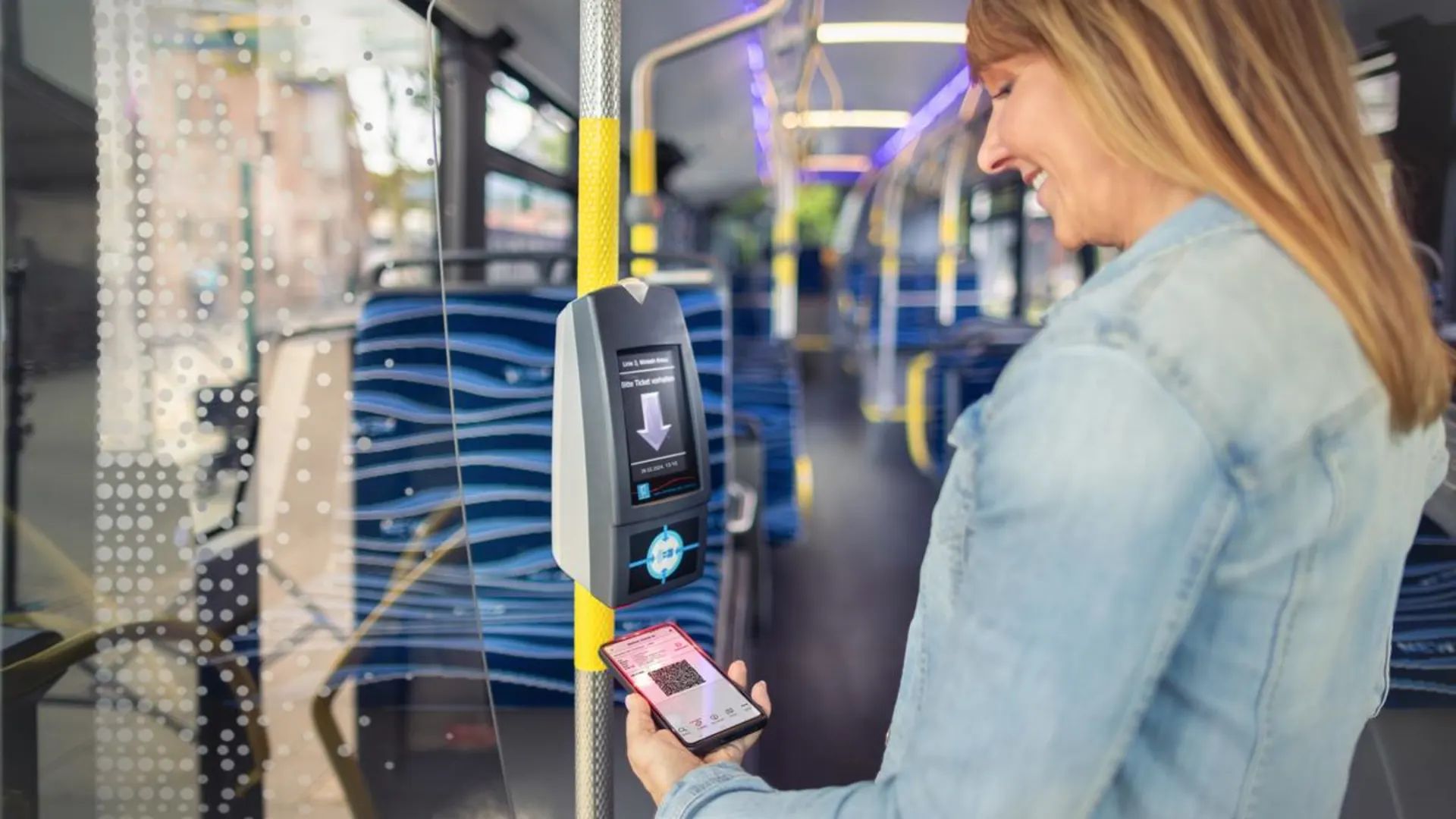 Tickets und Tarife Eine Mitfahrende zahlt im Bus digital mit dem EEZY-Ticket