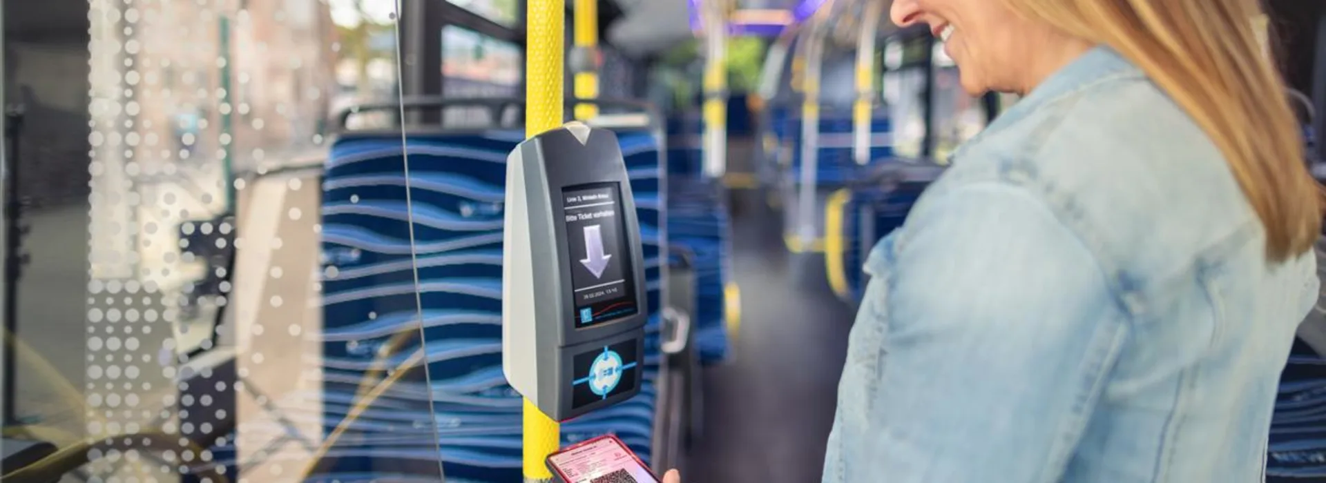 Tickets und Tarife Eine Mitfahrende zahlt im Bus digital mit dem EEZY-Ticket