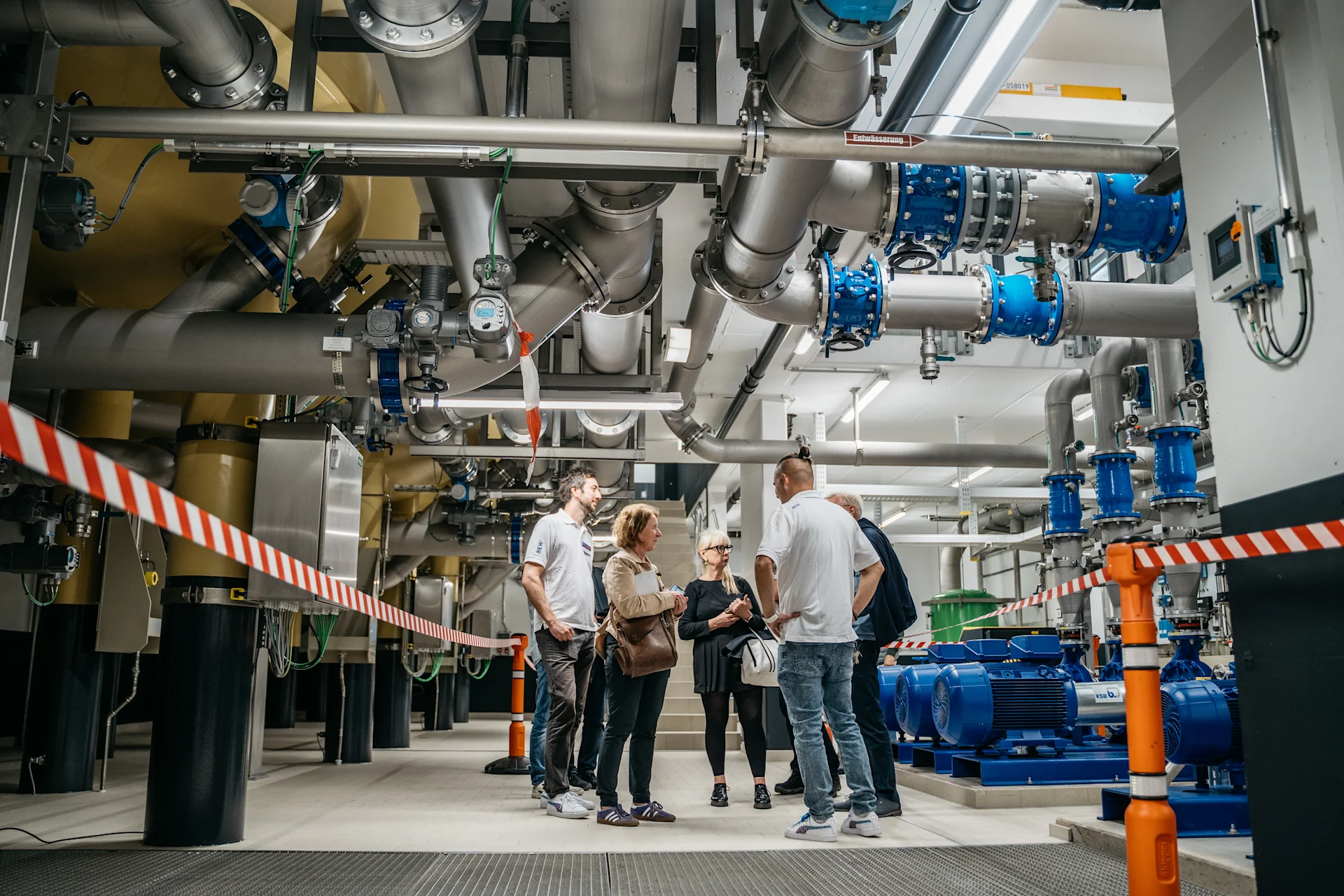 Blick in Innere des neuen Wasserwerks Rasseln. Zu sehen sind viele Rohre