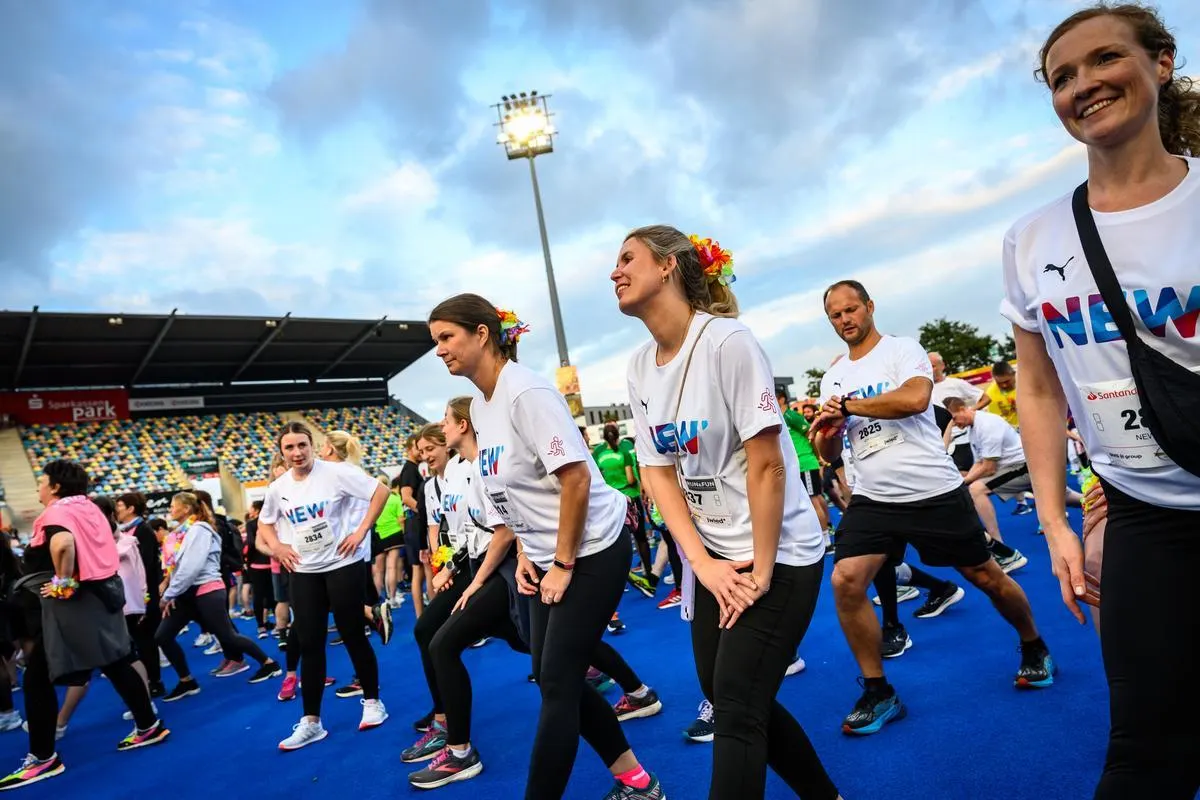 RUN and FUN MG 16.09.2024 NEW Mitarbeiter:innen wärmen sich zum Run and Fun Lauf auf.