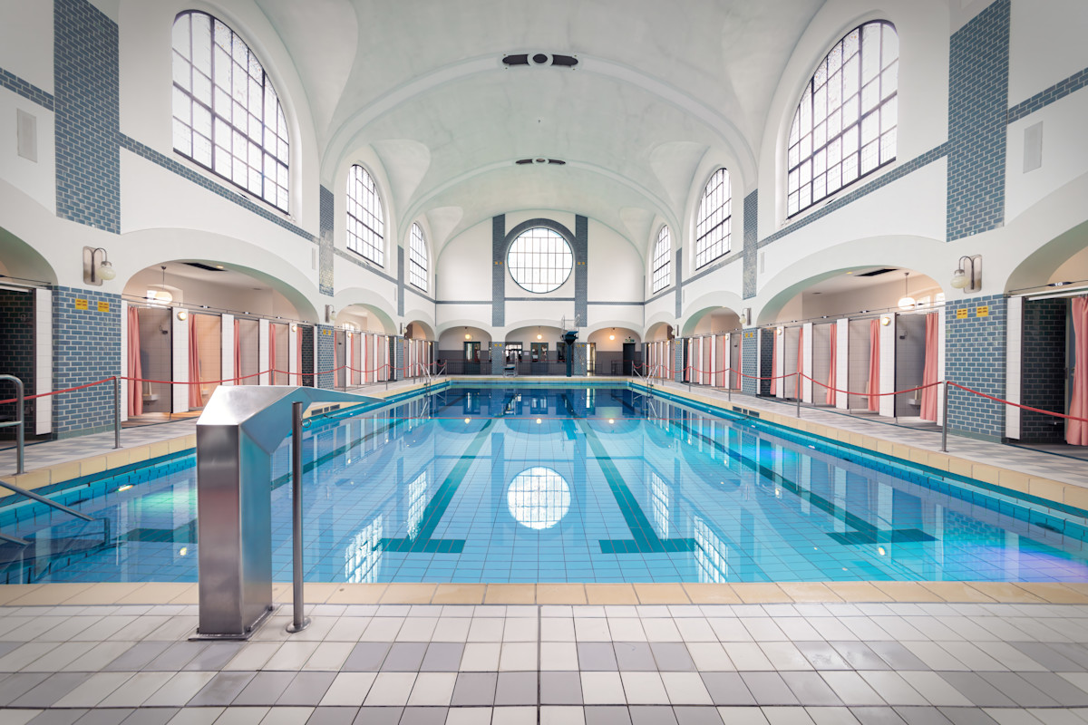Blick auf das Sportbecken im Stadtbad Viersen.