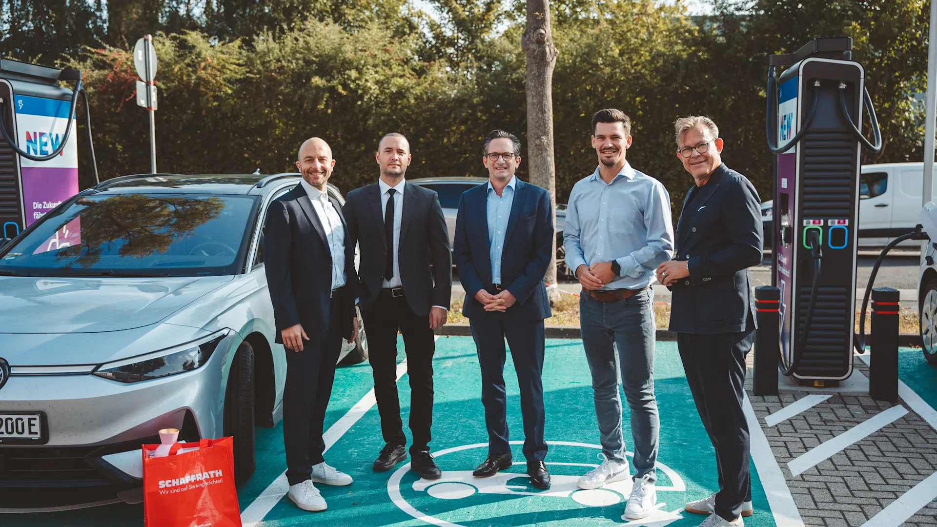Pressefoto Koop Schaffrath x NEW Gemeinsam fördern Schaffrath und die NEW E-Mobilität und stellen öffentliche Schnelllademöglichkeiten auf dem Parkplatz des Einrichtungshauses bereit: Dr.-Ing. Niklas Rotering (NEW), Frederic Schaffrath, Michael Schoelling (beide Schaffrath), Frank Kindervatter und Johannes Vieten (beide NEW). Credit: NEW AG/Christina Lachmann