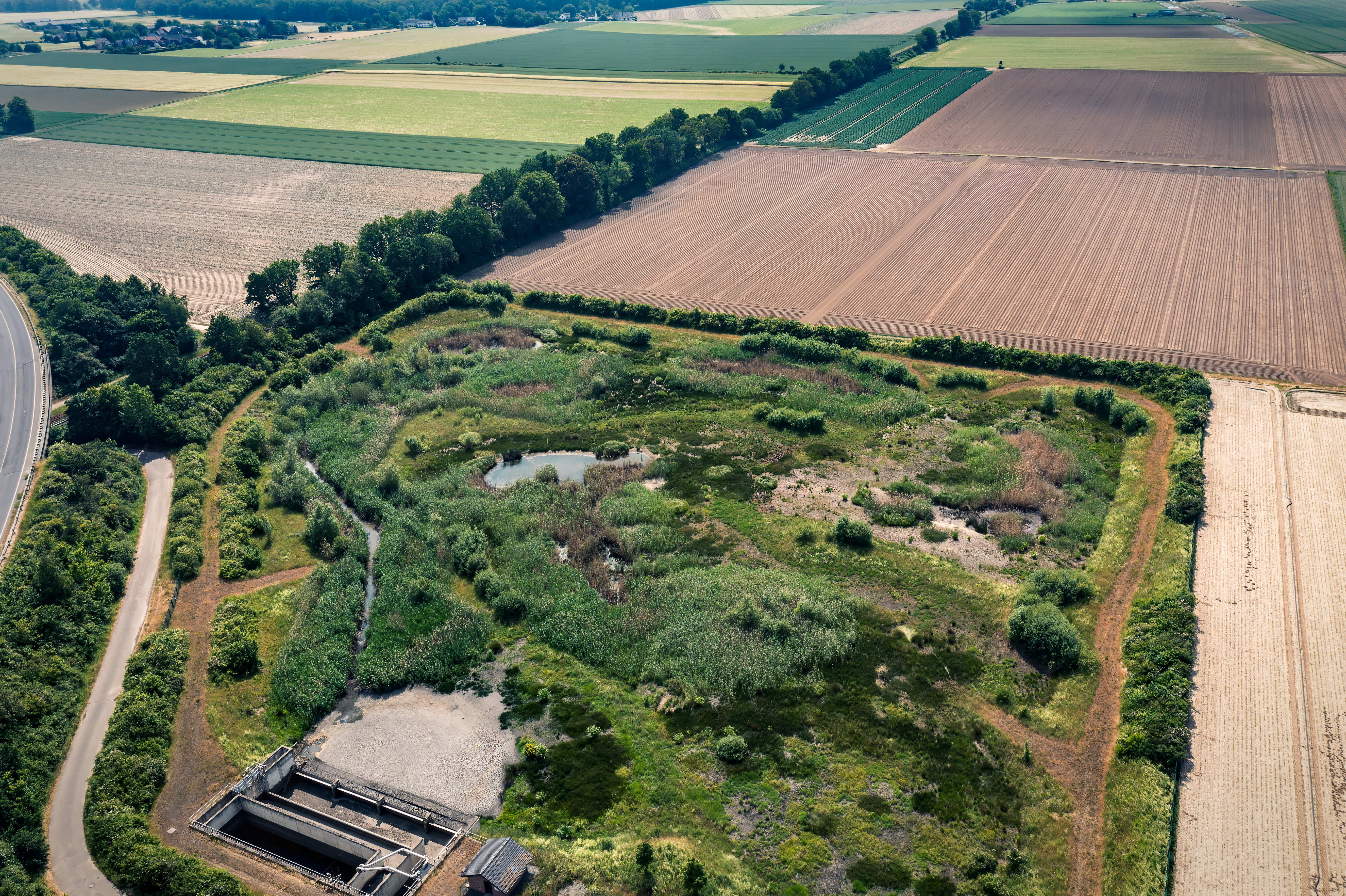 Luftbild eines Entwässerungsgebietes mit Teichen