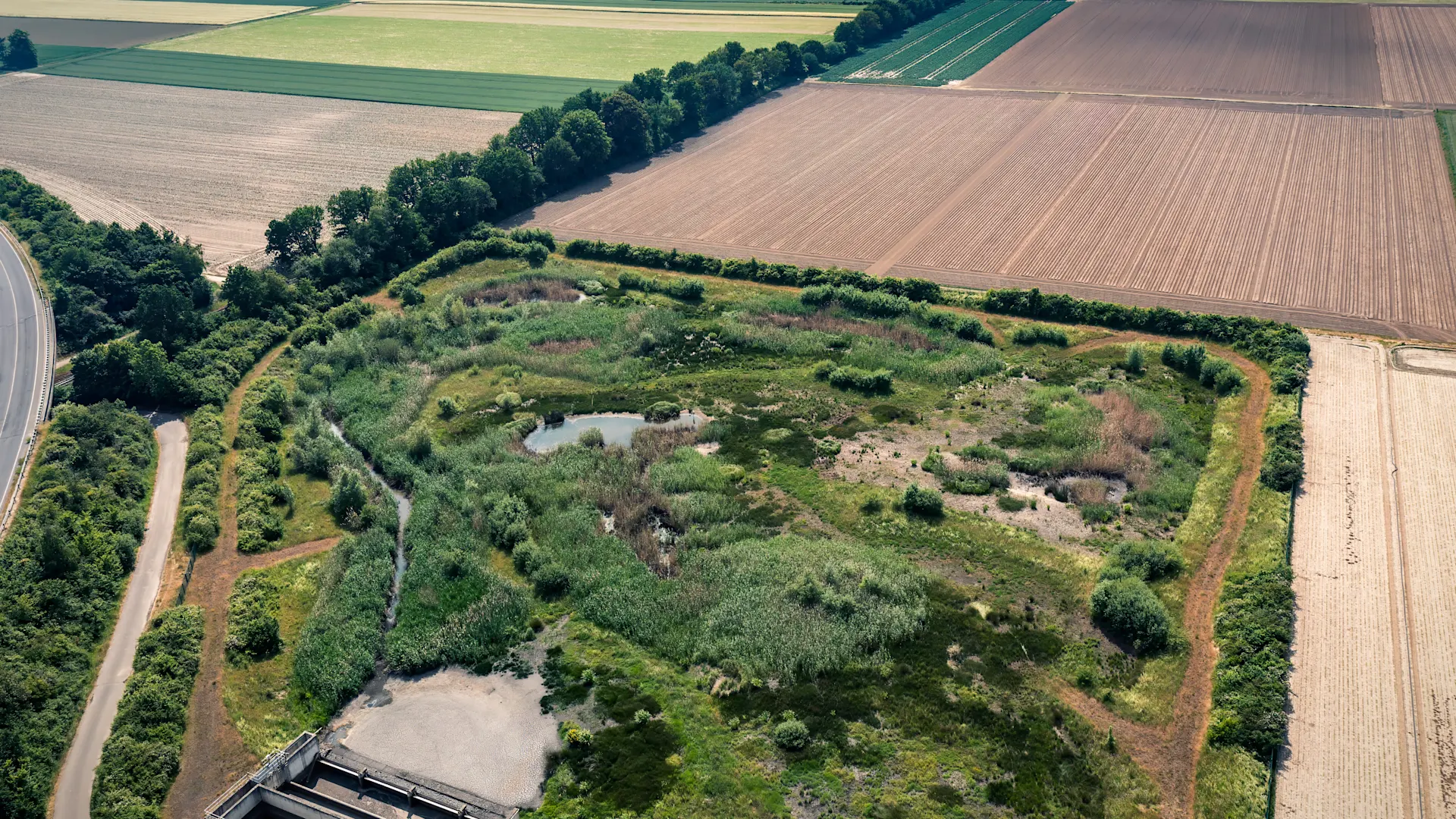 NEW-AG-Entwaesserungsgebiet-Moenchengladbach-Viersen-DJI-0375 Luftbild eines Entwässerungsgebietes mit Teichen