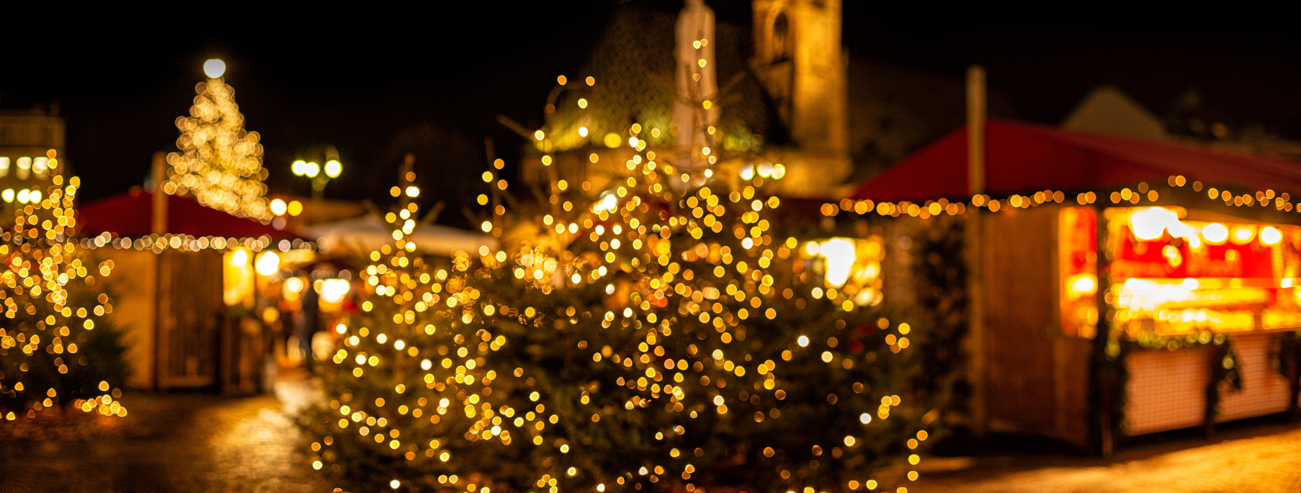 Weihnachtliche Atmosphäre auf einem Weihnachtsmarkt