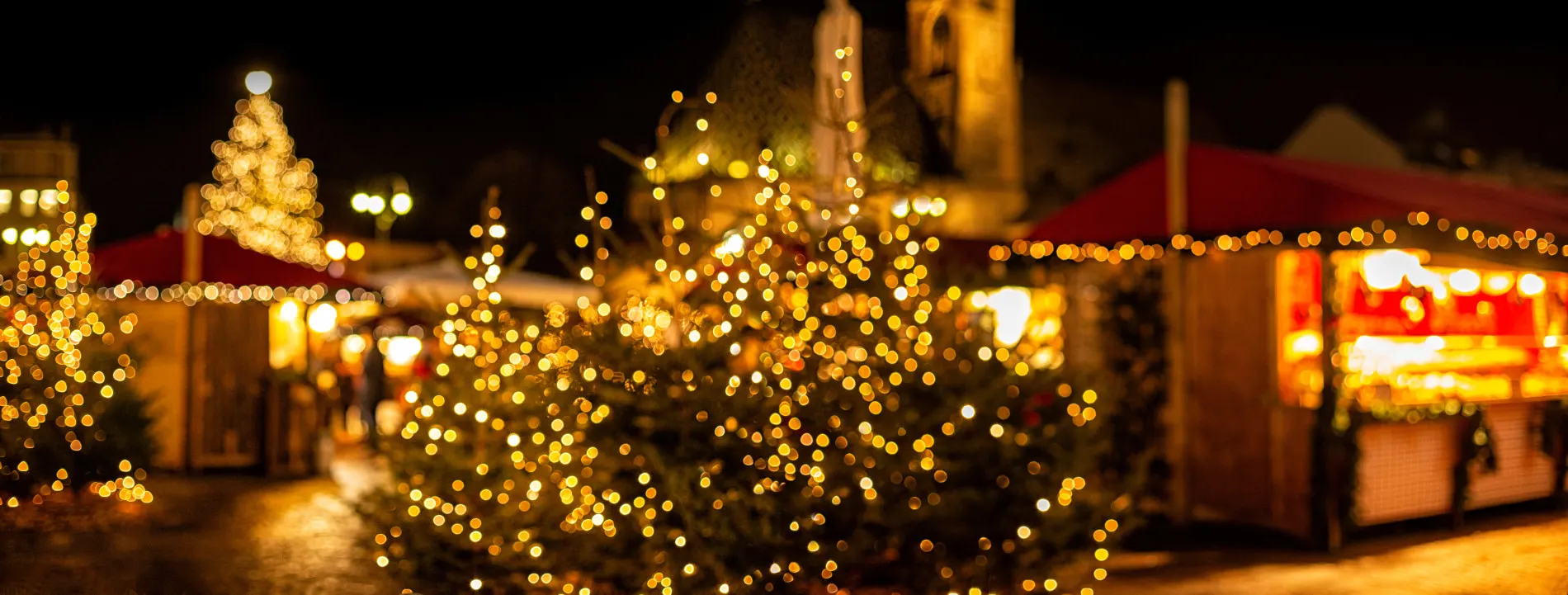 Weihnachtliche Atmosphäre auf einem Weihnachtsmarkt