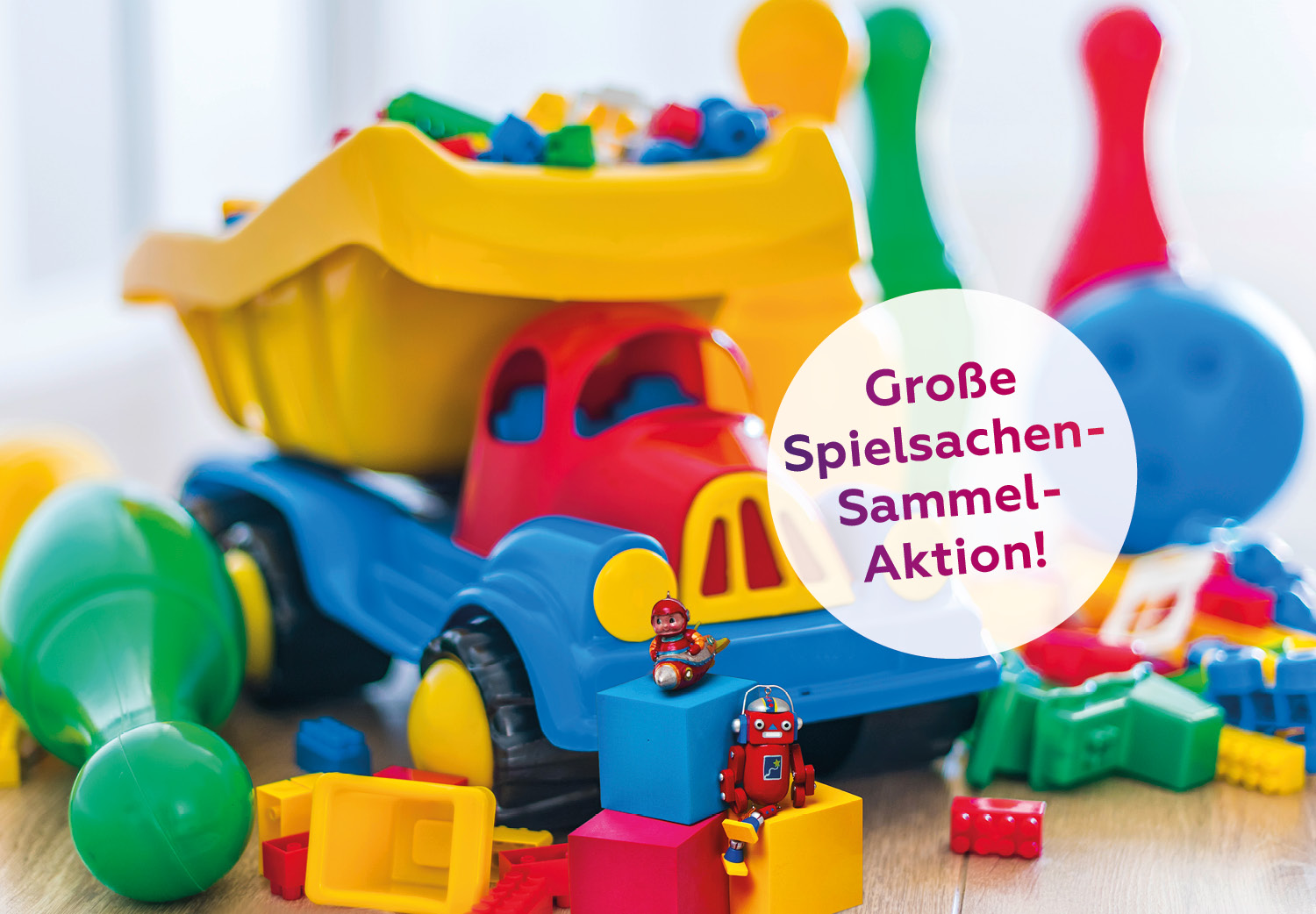 Ein bunter Spielzeug-LKW sowie einige bunte Bauklötze