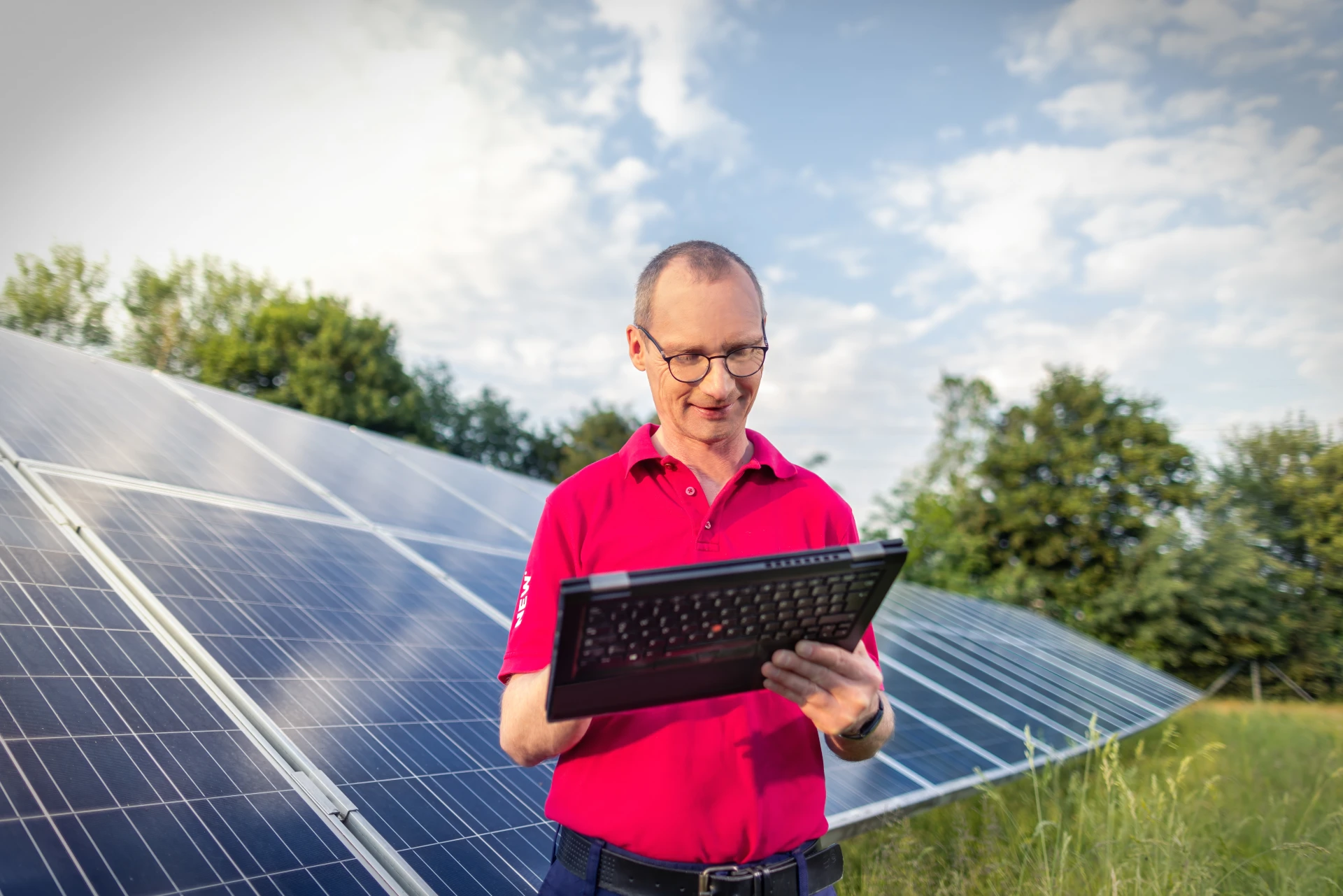 Ein Mitarbeiter prüft die Anlagenwerte des Solarparks Reimesheide