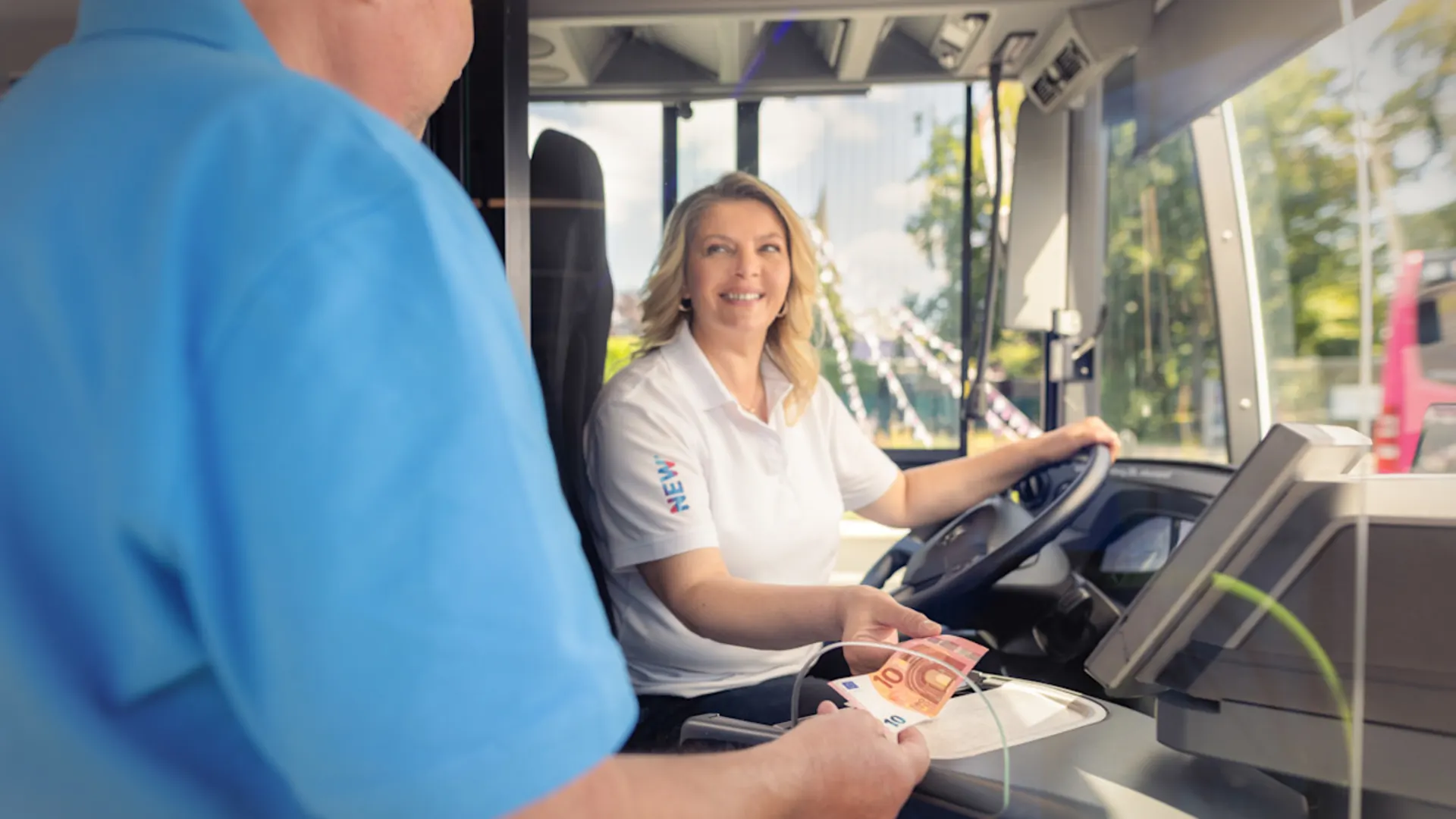 Ticket Verkaufsstellen auch im Bus. Fahrgast kauft Ticket direkt im Bus bei der Busfahrerin.
